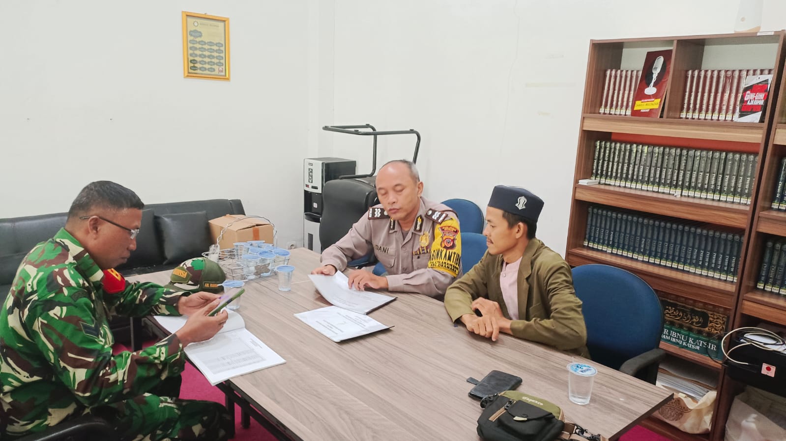Sinergitas TNI Polri Wilayah Hukum Polsek Dramaga Giat Cooling Sistem Sambang Tokoh Masyarakat Dan Tokoh Agama Cipta Kondisi Silahturahmi Dialog Kamtibmas Dan Ajak Jaga Kondusifitas Wilayah Binaan