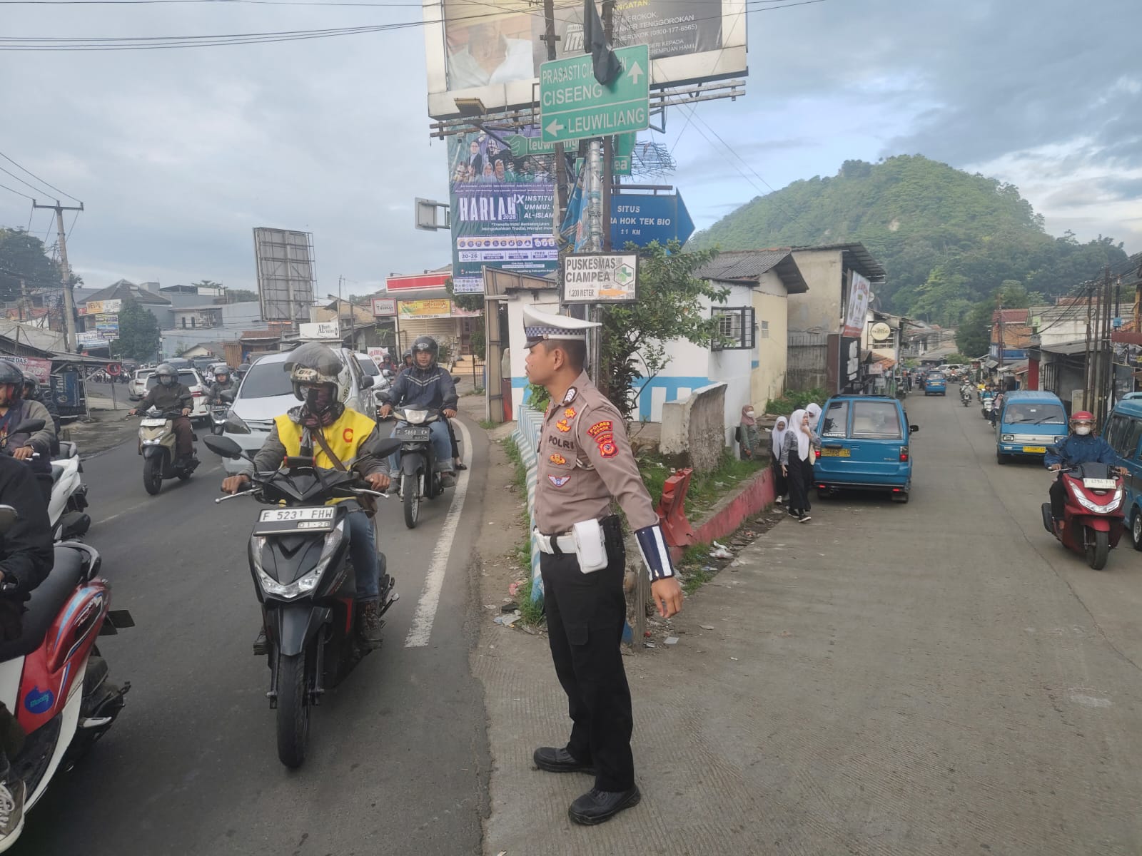 Anggota Sat Lantas Wilayah Hukum Polsek Ciampea Polres Bogor Giat Cooling Sistem Laksanakan Kegiatan Pengaturan lalulintas Wujud Pelayanan Publik Dan Hindari Kemacetan Serta Terjadinya Kecelakaan Lalu Lintas