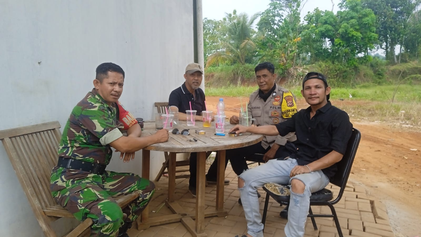 Sinergitas TNI Polri Wilayah Hukum Polsek Gunung Sindur Giat Cooling Sistem Sambang Warga Desa Cidokom Beri Himbauan Dan Ajak Jaga Kondusifitas Kamtibmas Dari Gangguan Kriminalitas