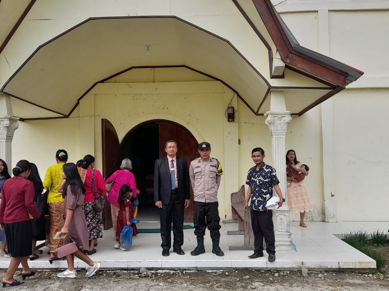 Bhabinkamtibmas Polsek Parbuluan Berikan Rasa Aman dan Nyaman di Ibadah Minggu