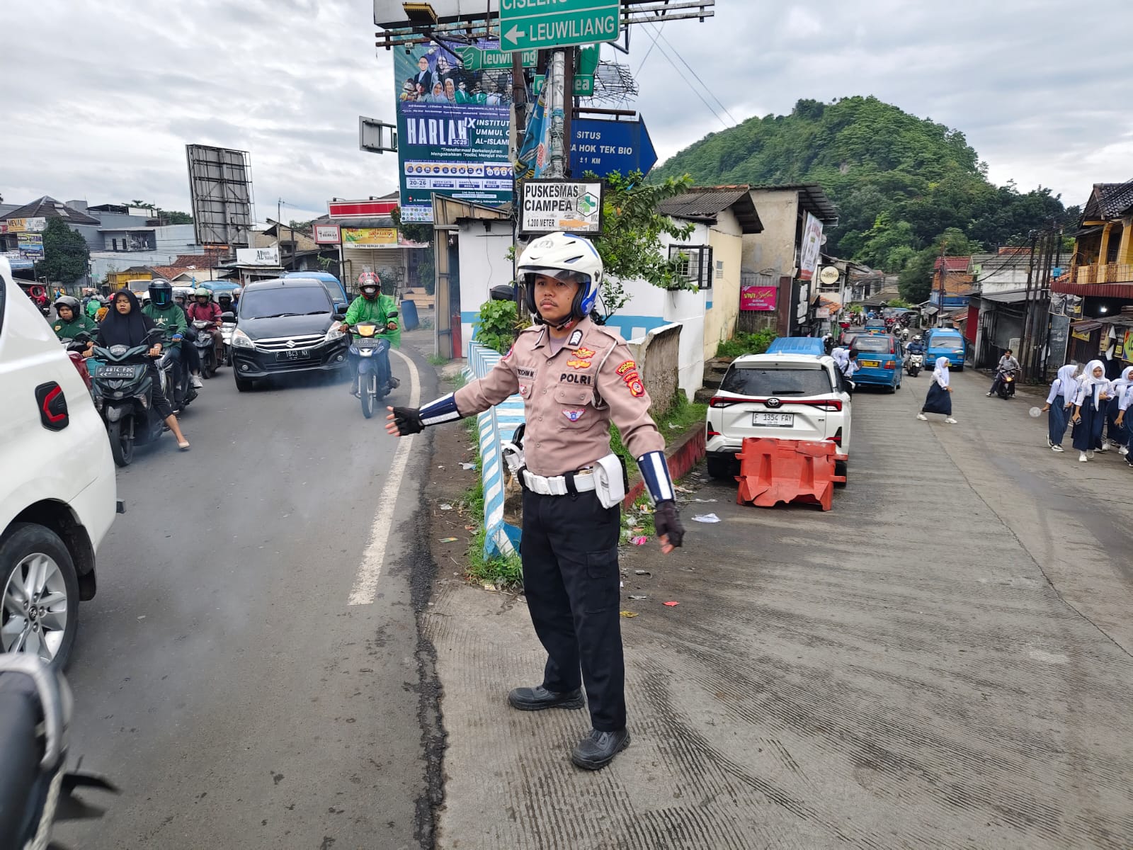 Anggota Polsek Ciampea Polres Bogor Giat Cooling Sistem Laksanakan Kegiatan Pengaturan lalulintas Antisipasi Kemacetan Dan Cegah Gangguan Kamtibmas