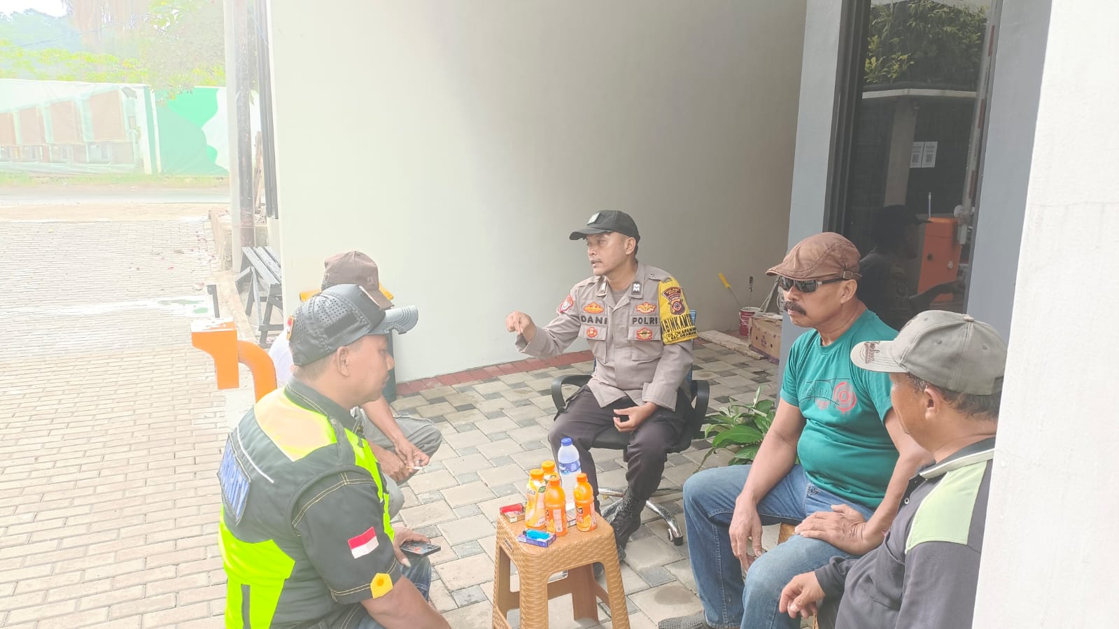 Sinergitas TNI Polri Wilayah Hukum Polsek Klapanunggal Giat Cooling Sistem Jalin Kedekatan Dengan Tokoh Masyarakat Binaan Desa Lulut Dialogis Pesan Dan Ajak Jaga Kamtibmas