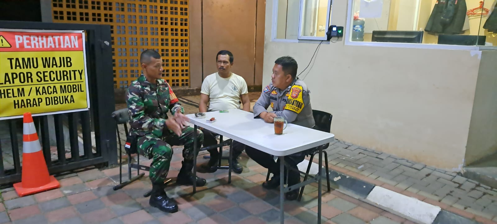 Sinergitas TNI Polri Wilayah Hukum Polsek Ciampea Giat Cooling Sistem Kontrol Petugas Security Perumahan Beri Himbauan Dan Ajak Jaga Kondusifitas Cegah Gangguan Kamtibmas