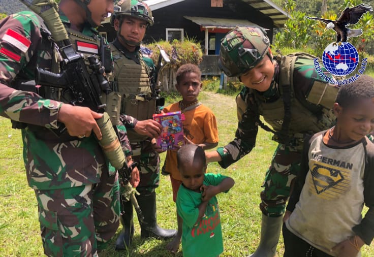 Habema Soldiers Showed Their Care Through Free Clothes Distribution for Ambobera Children