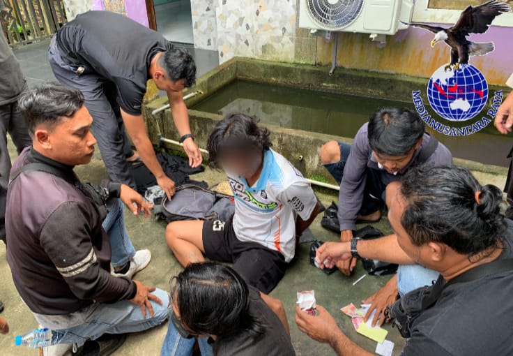 Polsek Mukok Amankan Dua Pelaku Pengedar Narkotika Jenis Sabu di Dusun Semuntai