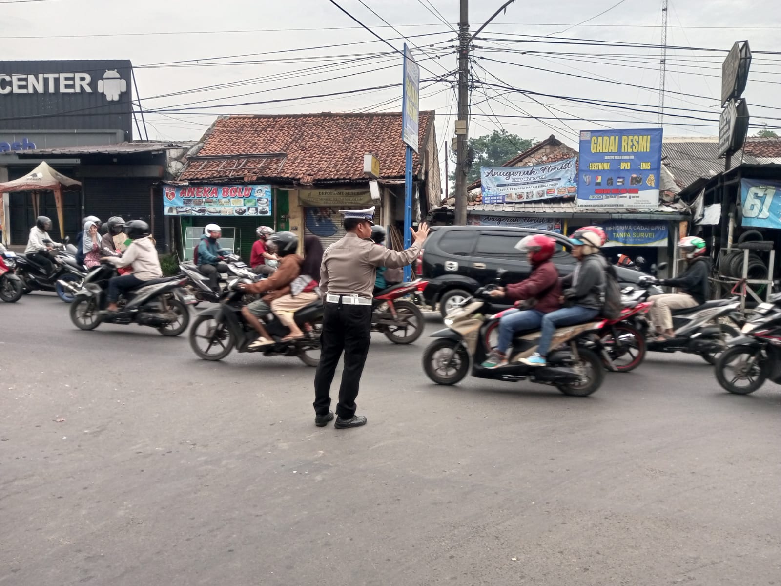 Anggota Polsek Ciampea Polres Bogor Giat Cooling Sistem Laksanakan Kegiatan Pengaturan lalulintas Wujud Pelayanan Publik Cegah Kemacetan Dan Kecelakaan Lalu Lintas