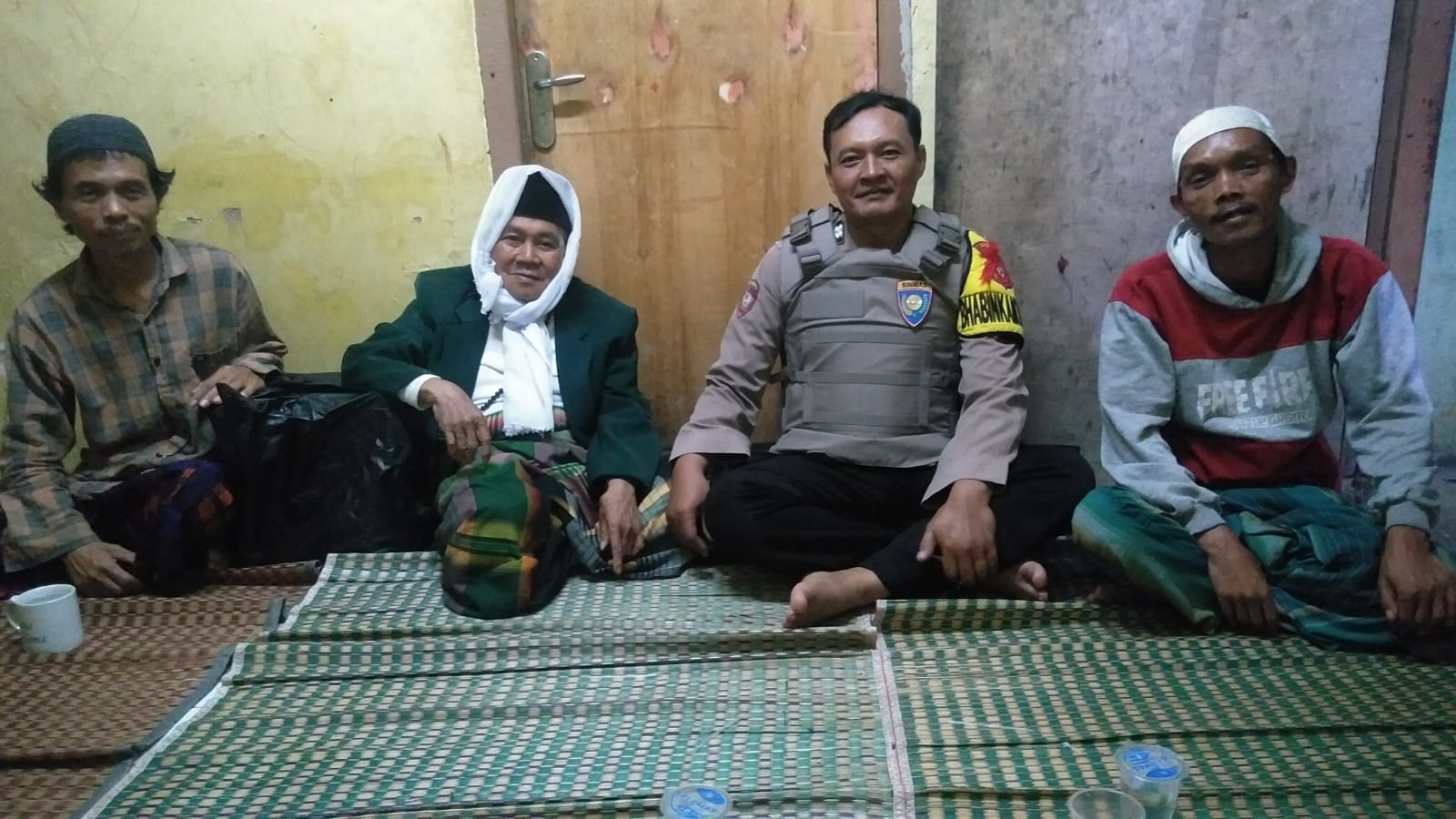 Bhabinkamtibmas Wilayah Hukum Polsek Cijeruk Giat Cooling Sistem Sambang Tokoh Agama Dan Pos Satkamling Sampaikan Pesan Kamtibmas Dan Ajak Jaga Kondusifitas Cegah Kriminalitas