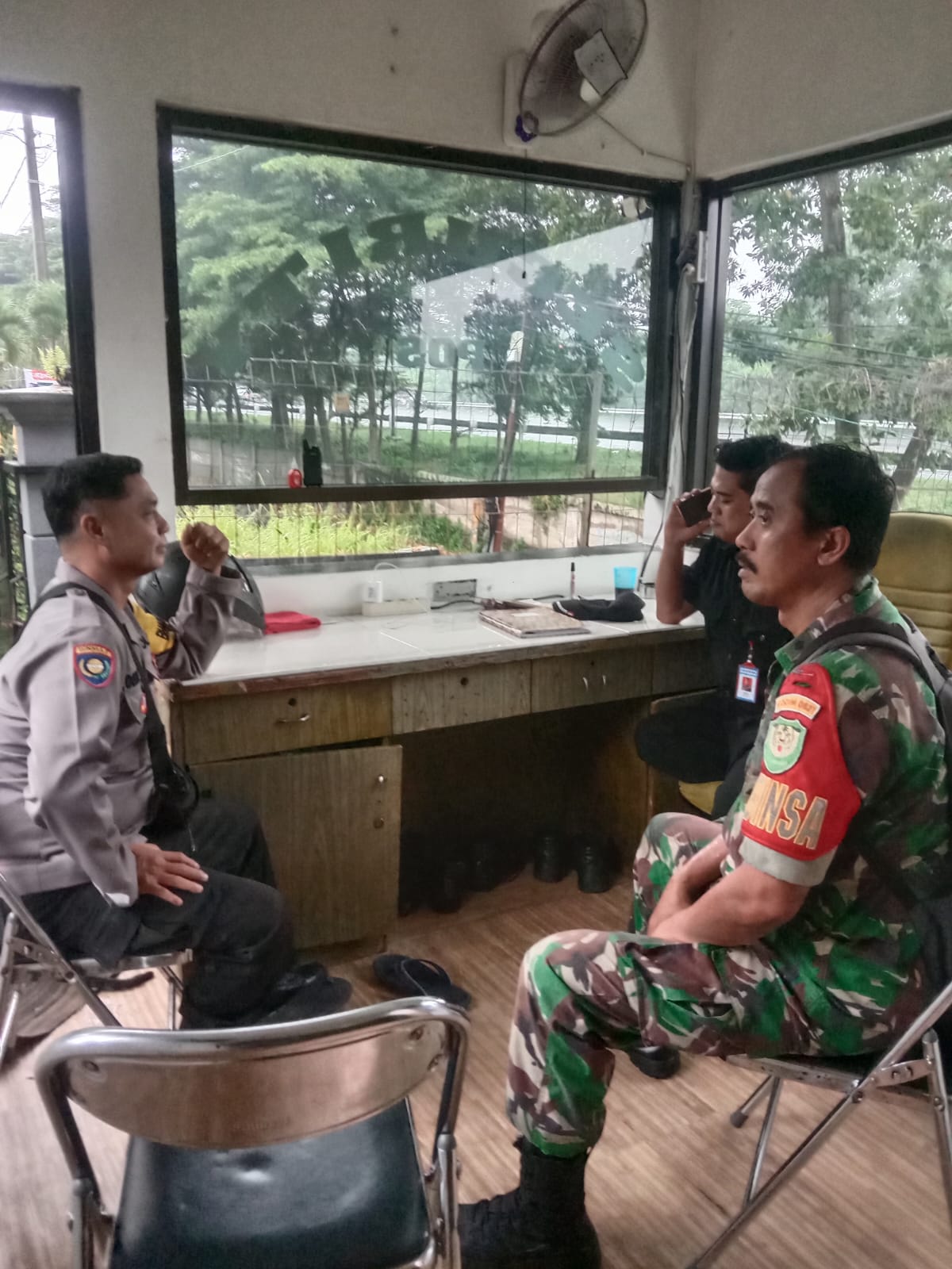 Sinergitas TNI Polri Wilayah Hukum Polsek Cwi Polres Bogor Giat Cooling Sistem Petugas Satpam Kantor Graha Bina Nayaka Monitoring Dialog Kamtibmas Dan Ajak Kondusifitas Cegah Gangguan Kriminalitas