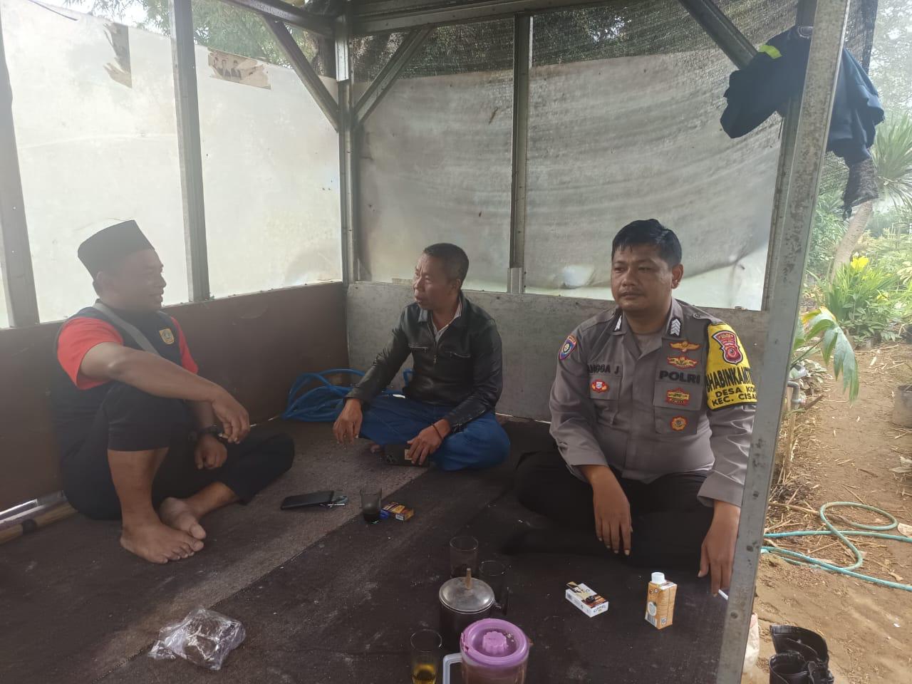 Bhabinkamtibmas Wilayah Hukum Polsek CSR Polres Bogor Desa Kopo Giat Cooling Sistem Sambang Warga Binaan Beri Pesan Kamtibmas Dan Ajak Jaha Kondusifitas Cegah Gangguan Kriminalitas