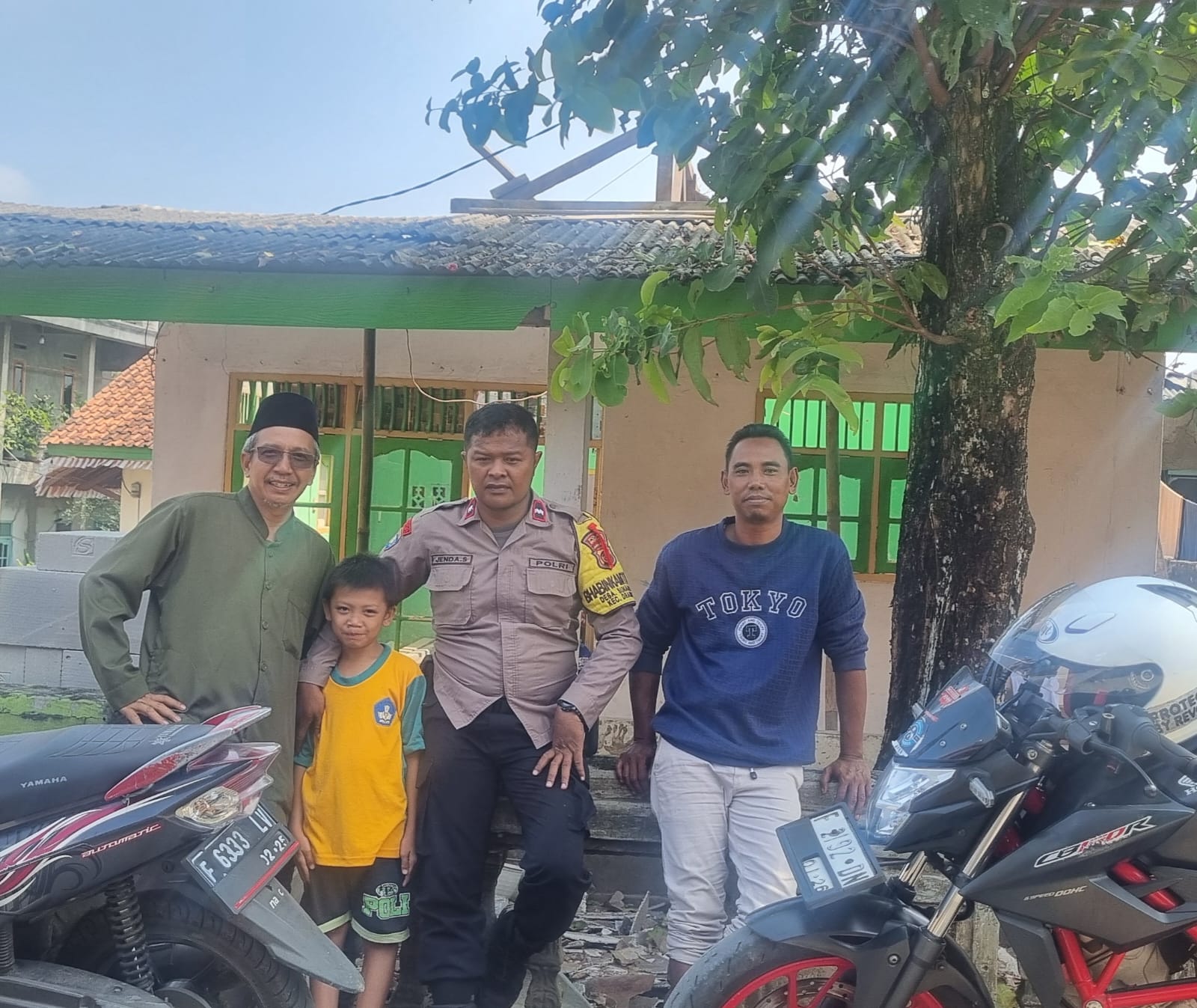 Bhabinkamtibmas Wilayah Hukum Polsek Dramaga Giat Cooling Sistem Menjalin Kedekatan Dengan Warga Desa Binaan Beri Pesan Kamtibmas Dan Ajak Jaga Kondusifitas Cegah Kriminalitas