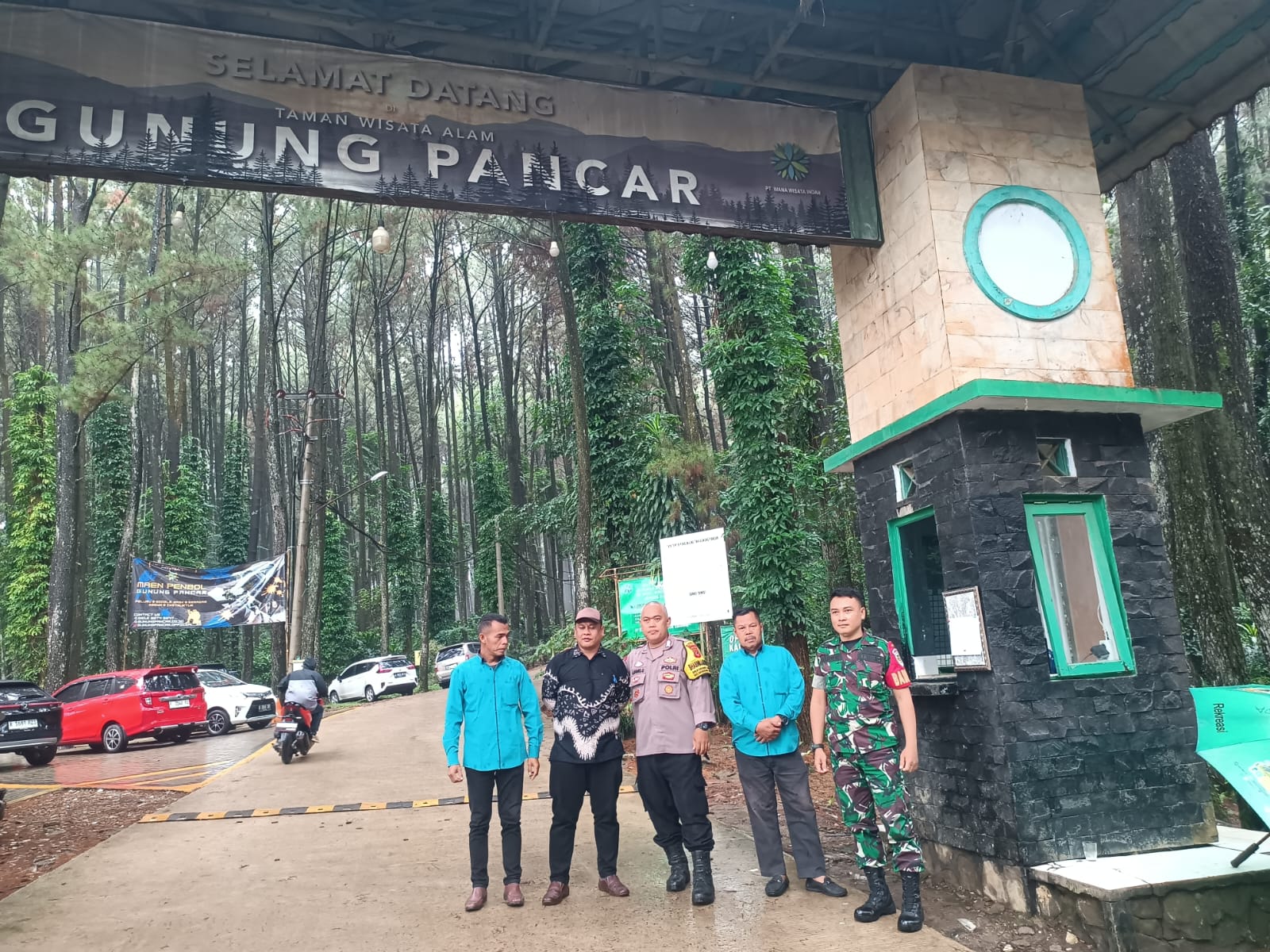 Sinergitas TNI Polri Wilayah Hukum Polsek Babakan Madang Polres Bogor Giat Cooling Sistem Monitoring Sambangi Tempat Wisata Sampaikan Pesan Kamtibmas Dan Ajak Jaga Kondusifitas Cegah Kriminalitas