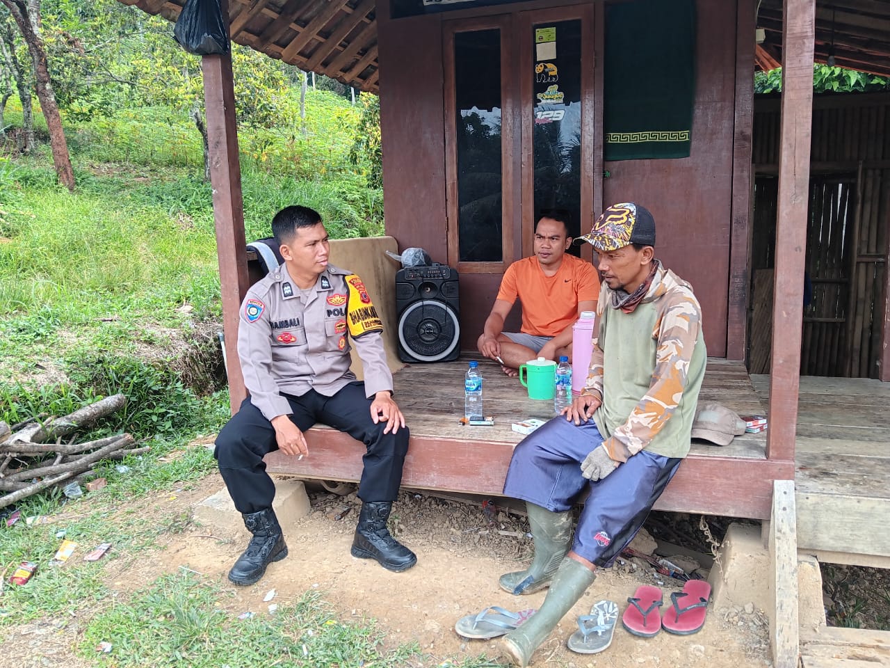 Bhabinkamtibmas Wilayah Hukum Polsek Citeureup Giat Cooling Sistem Sambang Ke Warga Masyarakat Beri Himbauan Kamtibmas Ajak Jaga Kondusifitas Cegah Gangguan Kriminalitas