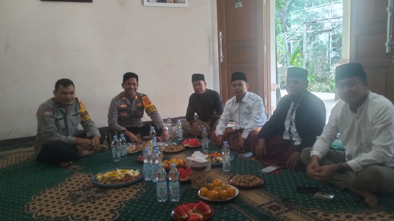 Kapolsek Tanjungsari Bersama Bhabinkamtibmas Giat Cooling Sistem Terju Langsung Sambang Toga, Tomas Dan Toda Dialog Kamtibmas Dan Ajak Cegah Gangguan Kriminalitas Agar Wilayah Kondusif