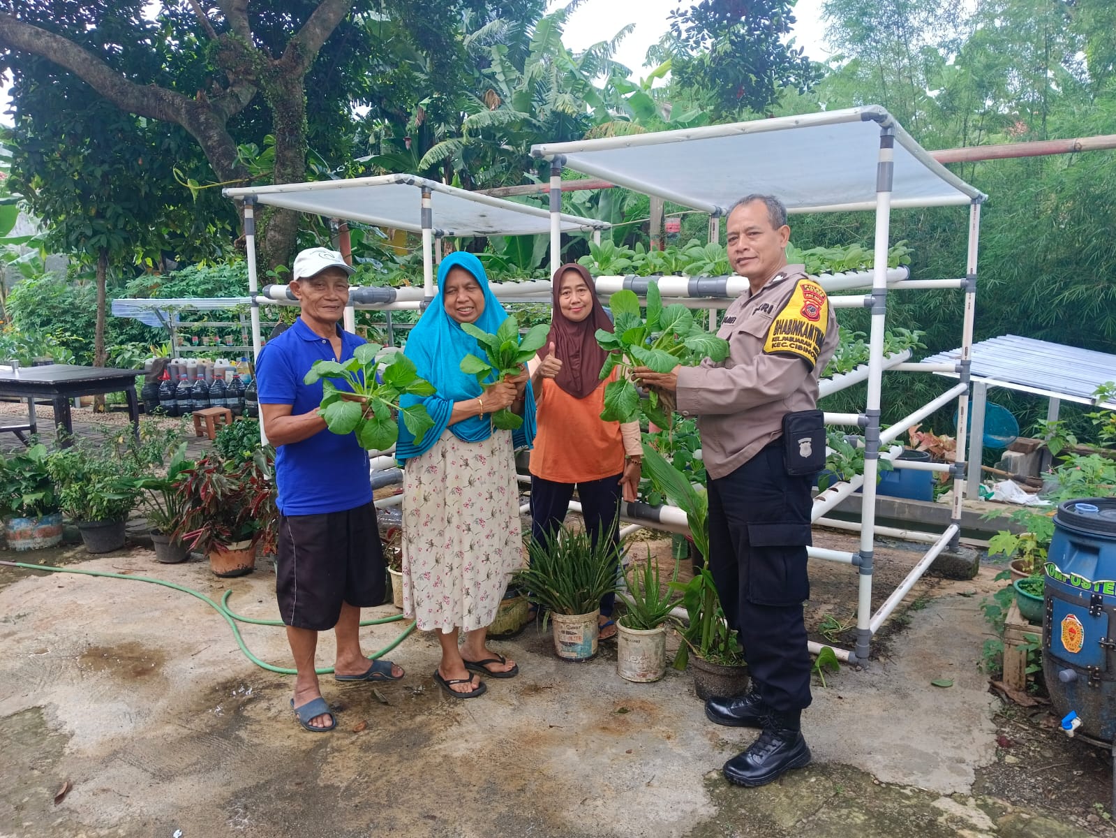 Bhabinkamtibmas Wilayah Hukum Polsek Cibinong Giat Cooling Sistem Warga Binaan Dalam Rangka Dukung Program Ketahanan Pangan Presiden Dan Wakil Presiden monitoring Dan Beri Motivasi Dan Himbauan Kamtibmas