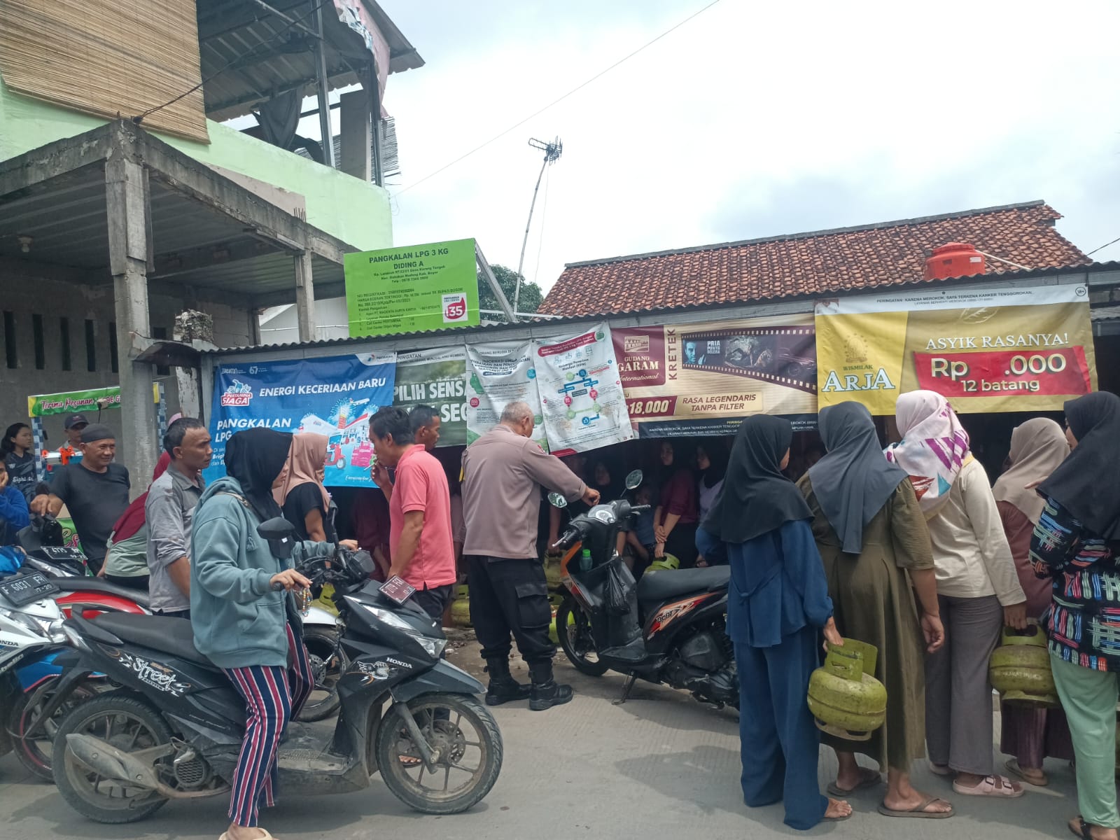 Cooling Sistem Monitoring, Ratusan Warga Desa Karang Tengah Antri Gas LPG 3 Kilogram