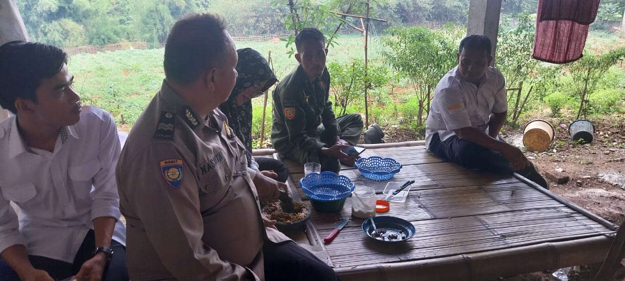 Bhabinkamtibmas Wilayah Hukum Polsek Rumpin Giat Cooling Sistem Sambang Warga Desa Mekarsari Dialog Kamtibmas Dan Ajak Kondusifitas Cegah Kriminalitas