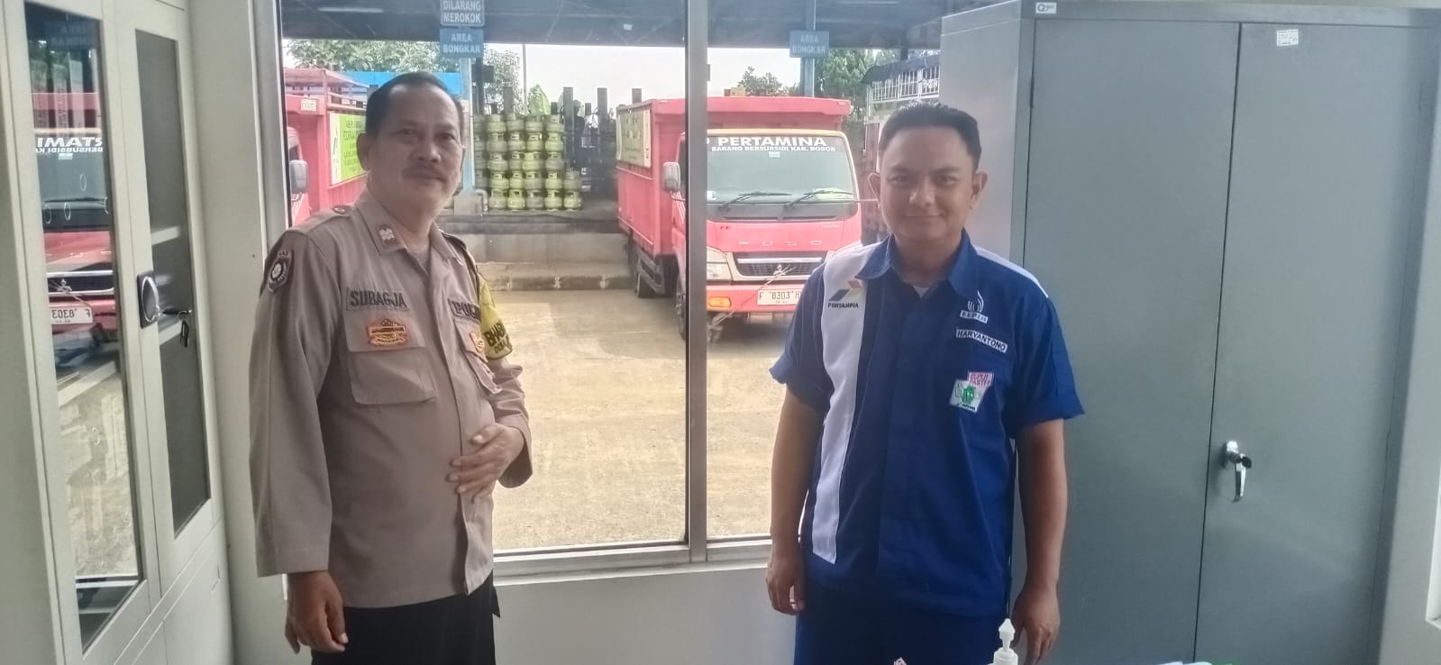 Bhabinkamtibmas Wilayah Hukum Polsek Ciampea Polres Bogor Giat Cooling Sistem Polda Jabar Sambang Agen Penyediaan Gas Elpiji 3Kg Dialog Kamtibmas Dan Ajak Jaga Kondusifitas Terkait Situasi Kelangkaan Ketersediaan Gas Elpiji 3Kg