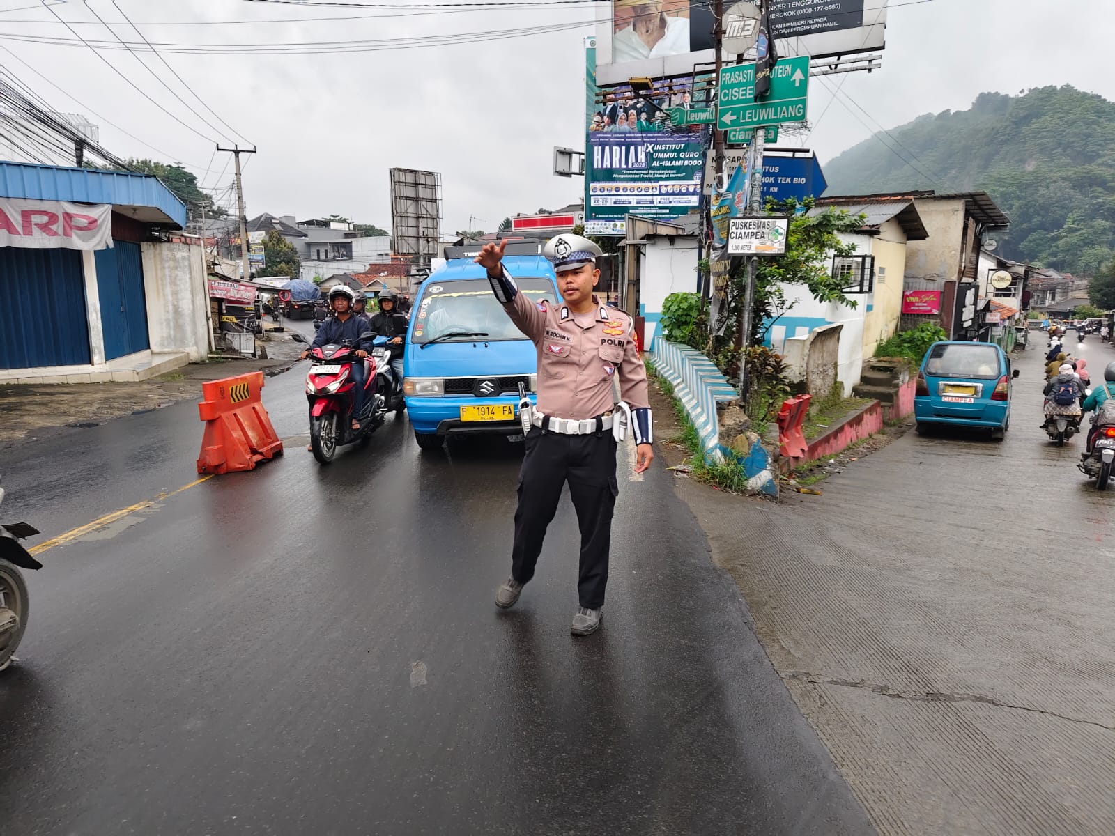 Anggota Polsek Ciampea Polres Bogor Laksanakan Kegiatan Cooling Sistem Pengaturan lalulintas Cegah Kemacetan Dan Menekan Angka Kecelakaan Lalu Lintas
