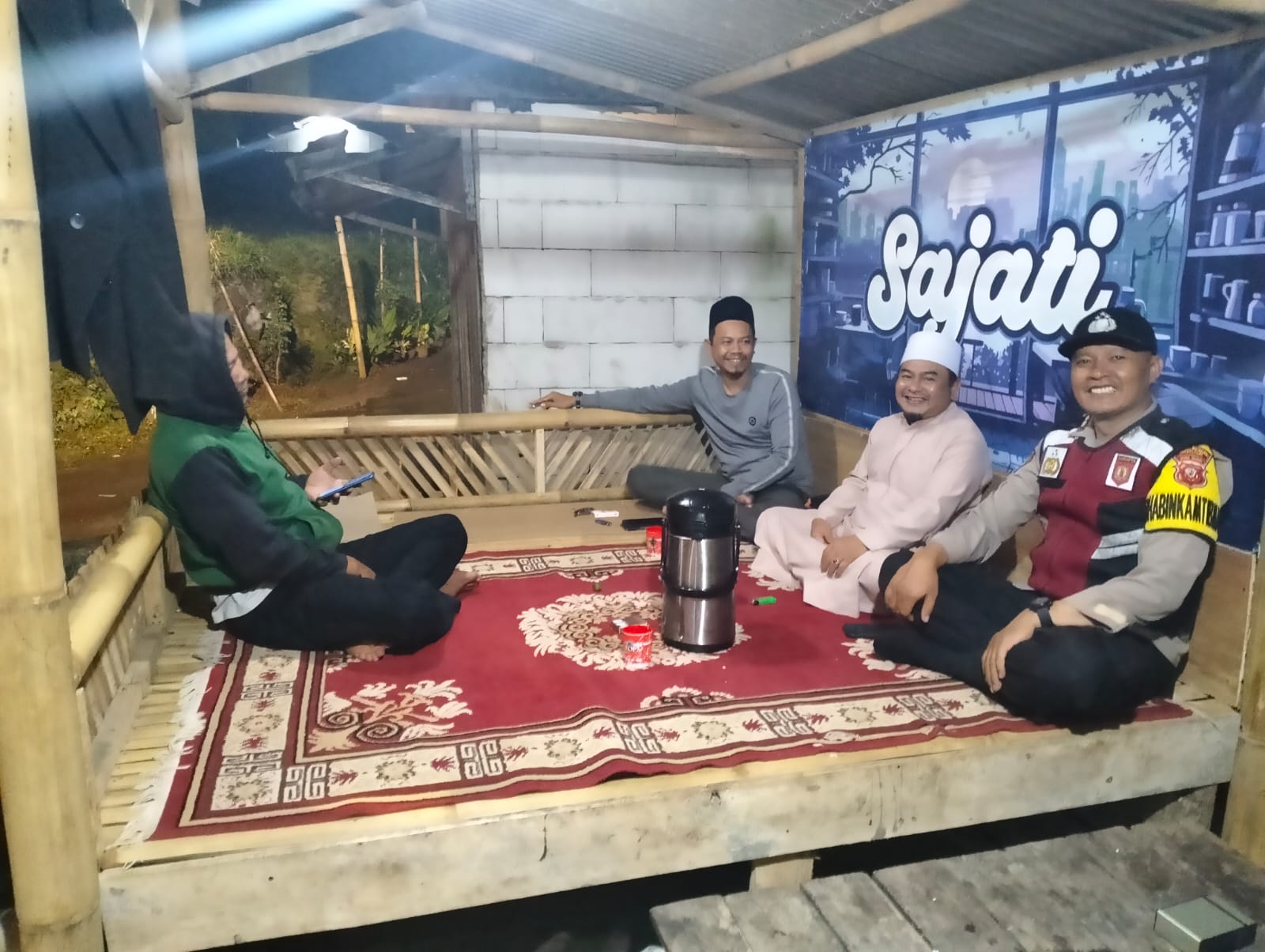 Bhabinkamtibmas Wilayah Hukum Polsek Cijeruk Giat Cooling Sistem Sambangi Pos Siskamling Sampaikan Pesan Kamtibmas Dan Ajak Jaga Kondusifitas Cegah Kriminalitas