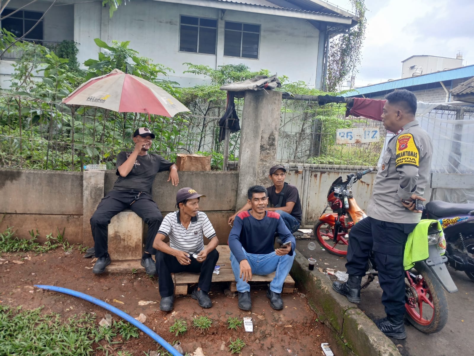 Bhabinkamtibmas Wilayah Hukum Polsek Babakanmadang Desa Sentul Sambang Tomas,Toga Dan Toda Samoaikan Pesan Kamtibmas Dan Ajak Jaga Kondusifitas Cegah Keriminalitas
