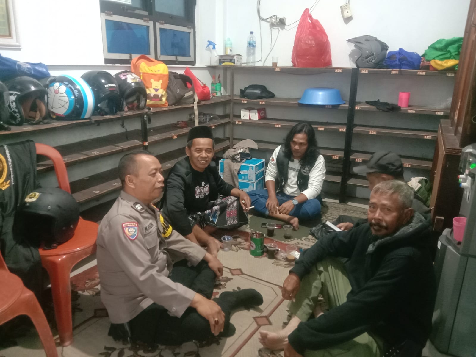 Bhabinkamtibmas Wilayah Hukum Polsek Megamendung Giat Cooling Sistem Monitoring Untuk Keamanan Pengajian Rutin Bulanan Di Masjid Nurul Huda