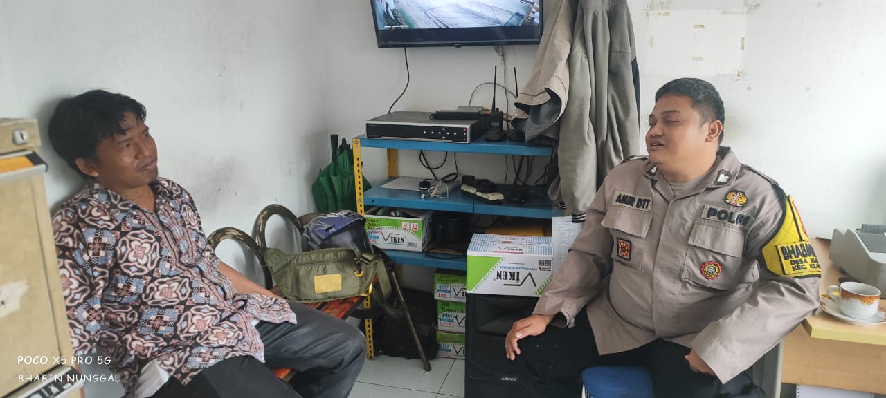 Bhabinkamtibmas Wilayah Hukum Polsek Klapanunggal Giat Cooling Sistem Menjalin Kedekatan Dengan Warga Desa Klapanunggal Beri Pesan Kamtibmas Dan Ajak Jaga Kondusifitas Cegah Kriminalitas