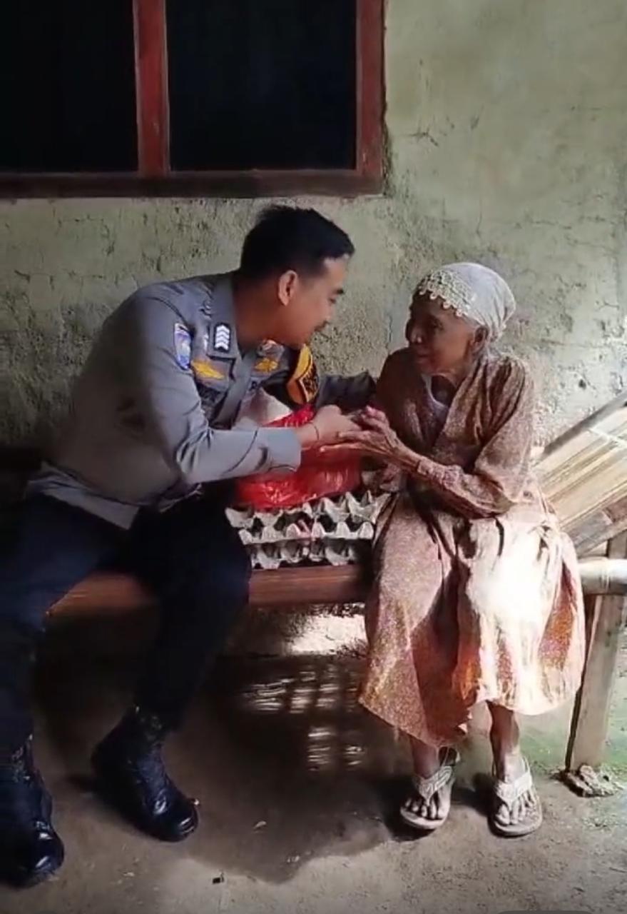 Bhabinkamtibmas Wilayah Hukum Polsek Jonggol Giat Cooling Sistem Silahturahmi Sekaligus Baksos Kepada Warga Binaan Lansia