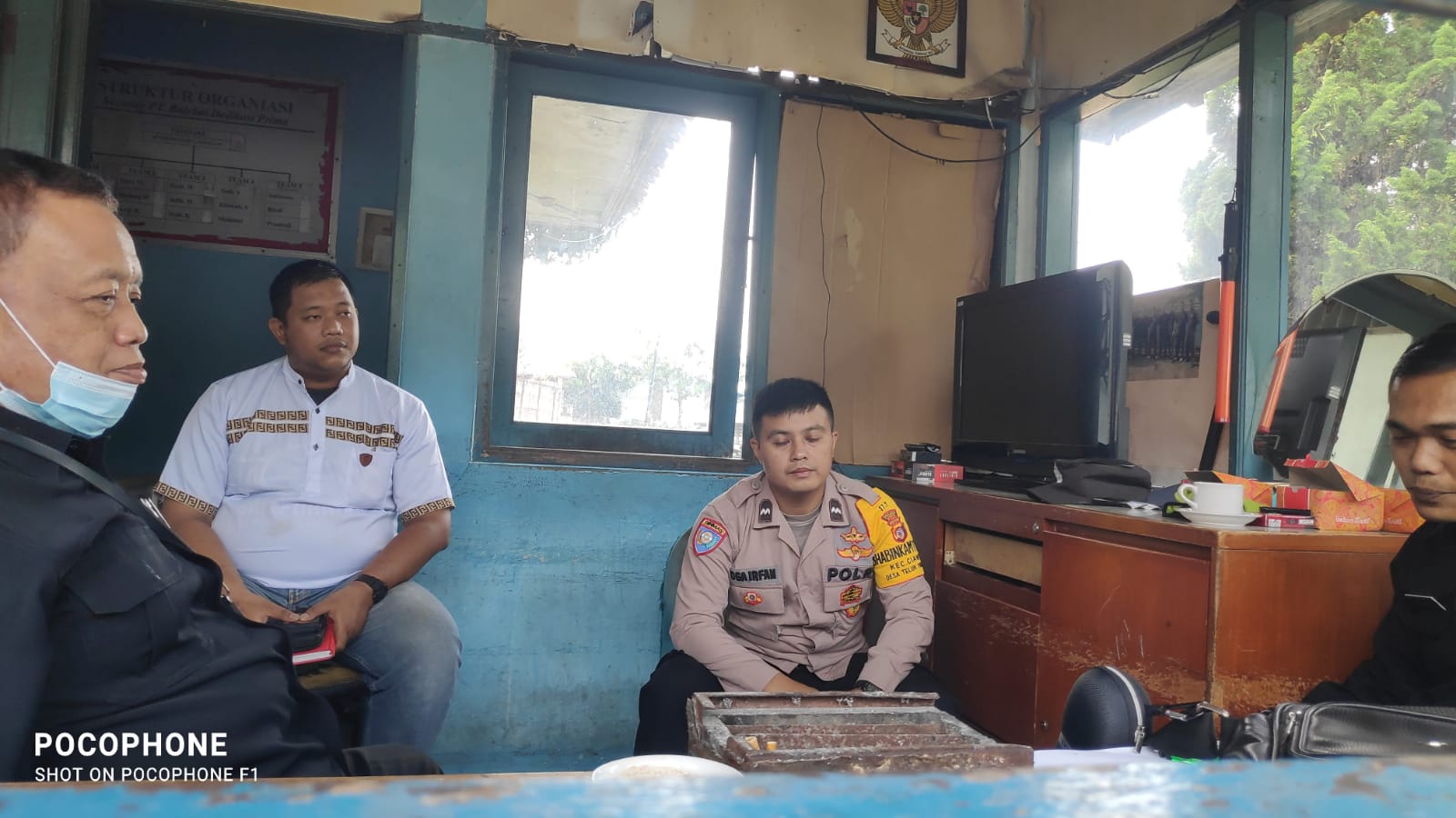 Bhabinkamtibmas Wilayah Hukum Polsek Cwi Polres Bogor Giat Cooling Sistem Sambang Security Desa Telukpinang Beri Pesan Kamtibmas Dan Ajak Jaga Kondusifitas Cegah Gangguan Kriminalitas