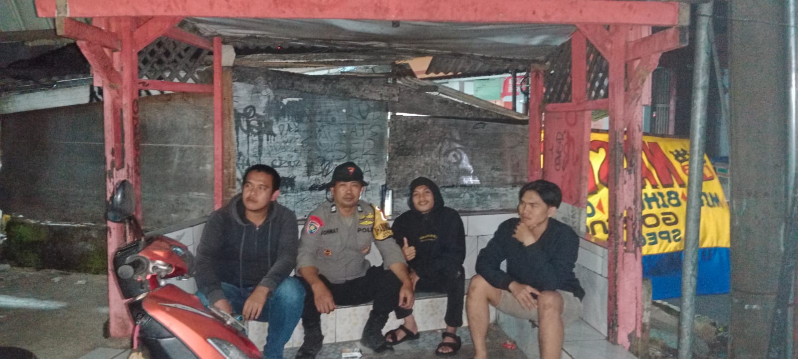 Bhabinkamtibmas Wilayah Hukum Polsek Cijeruk Giat Cooling Sistem Sambangi Satkamling Sampaikan Pesan Kamtibmas Dan Ajak Jaga Kondusifitas Cegah Kriminalitas