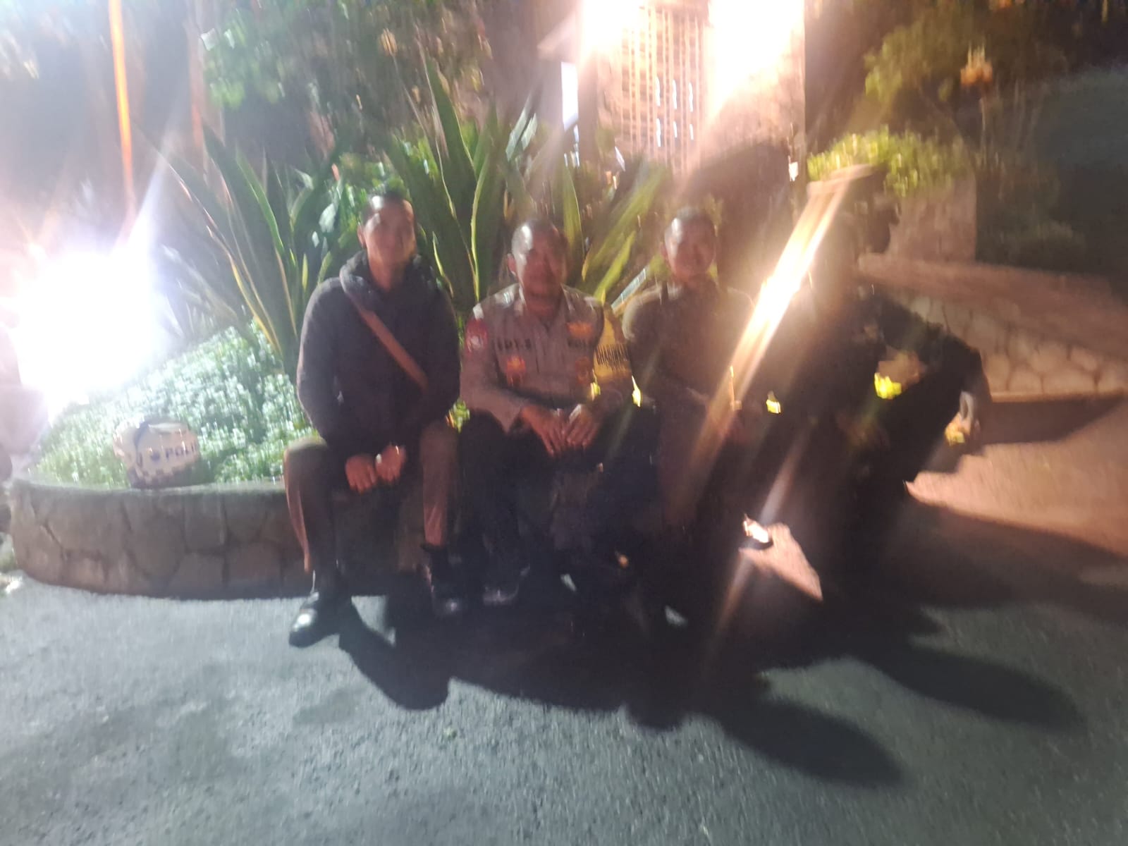 Bhabinkamtibmas Wilayah Hukum Polsek CSR Polres Bogor Giat Cooling Sistem kontrol Pos Kamling Sampaikan Pesan Kamtibmas Dan Ajak Cegah Kriminalitas
