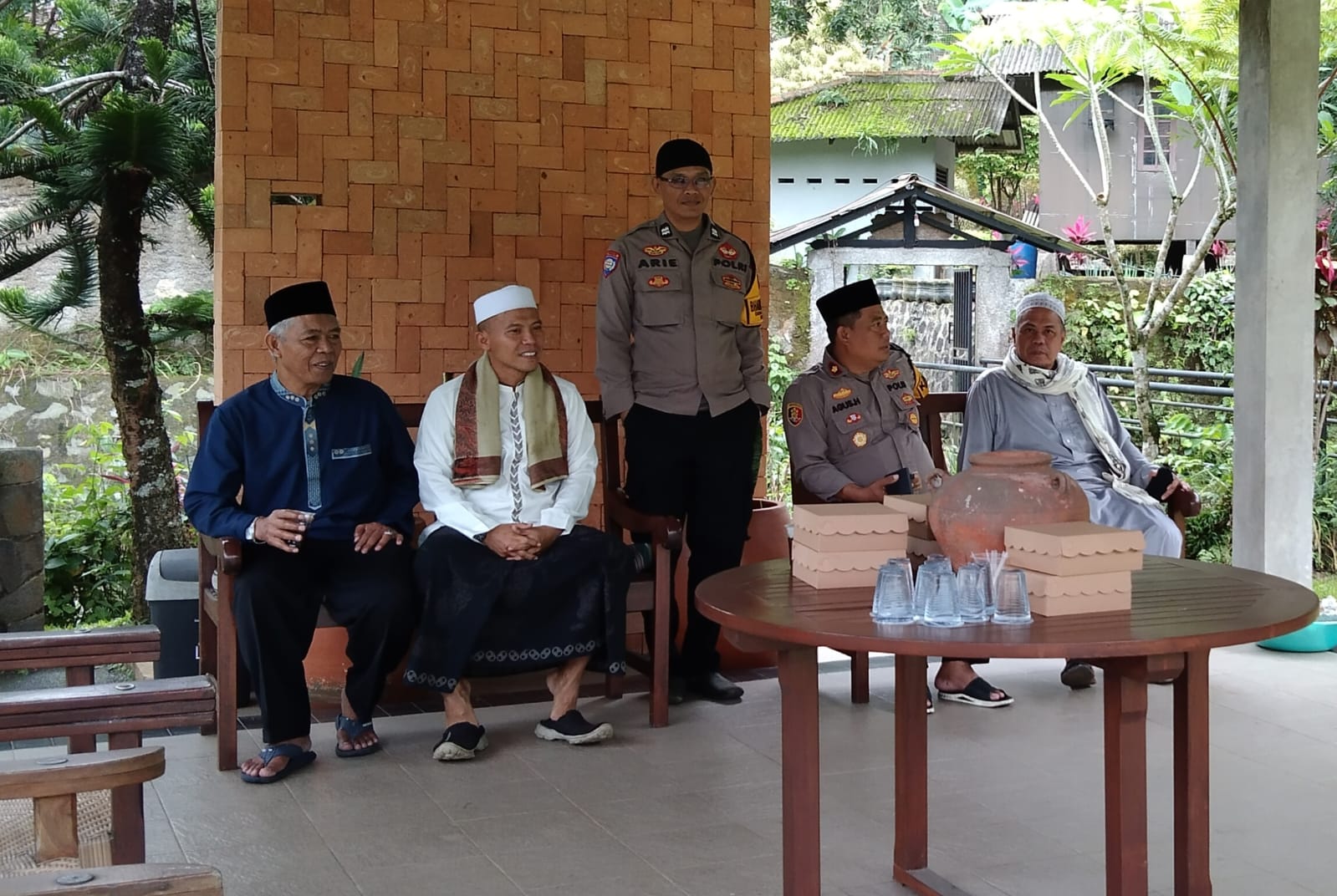 Kapolsek CWI Polres Bogor Bersama Bhabinkamtibmas Giat Cooling Sistem Silaturahmi Kamtibmas Tokoh Agama Dan Tokoh masyarakat Dialog Kamtibmas Dan Ajak Jaga Kondusifitas Cegah Kriminalitas