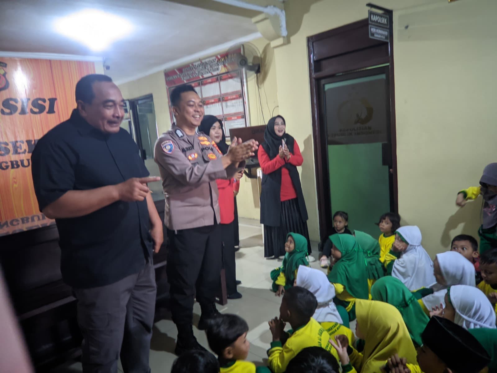 Kunjungan Polisi Sahabat Anak ke Kantor Polsek Cibungbulang, Wujud Kedekatan Personil Kepolisian Bersama Anak Anak TK Sejak Dini