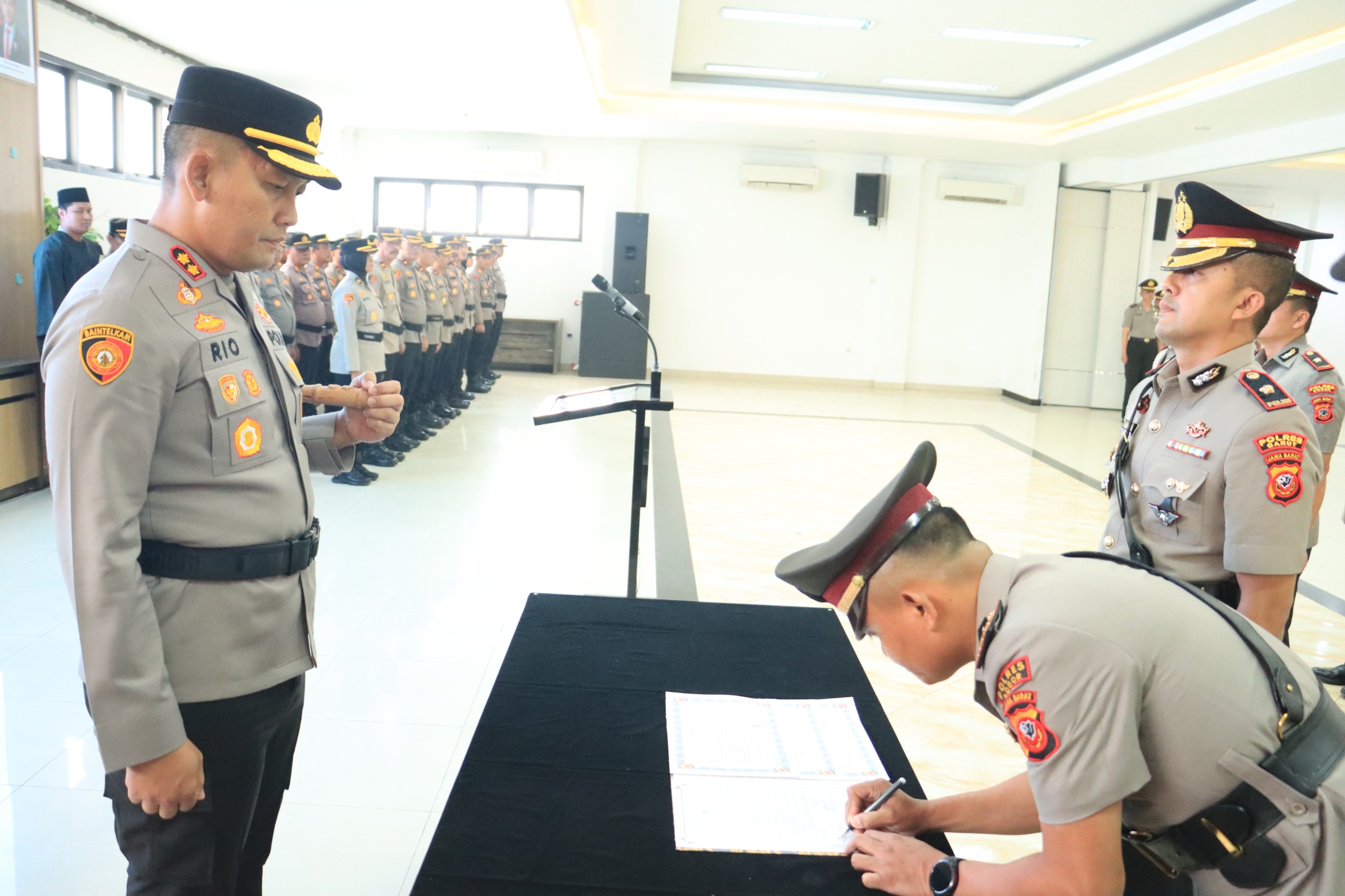 Kapolres Bogor Pimpin Langsung Upacara Sertijab Wakapolres, Kabag Ops, Para Kasat, dan Kapolsek Polres Bogor serta Kenaikan Pangkat Pengabdian TMT 1 Februari 2025