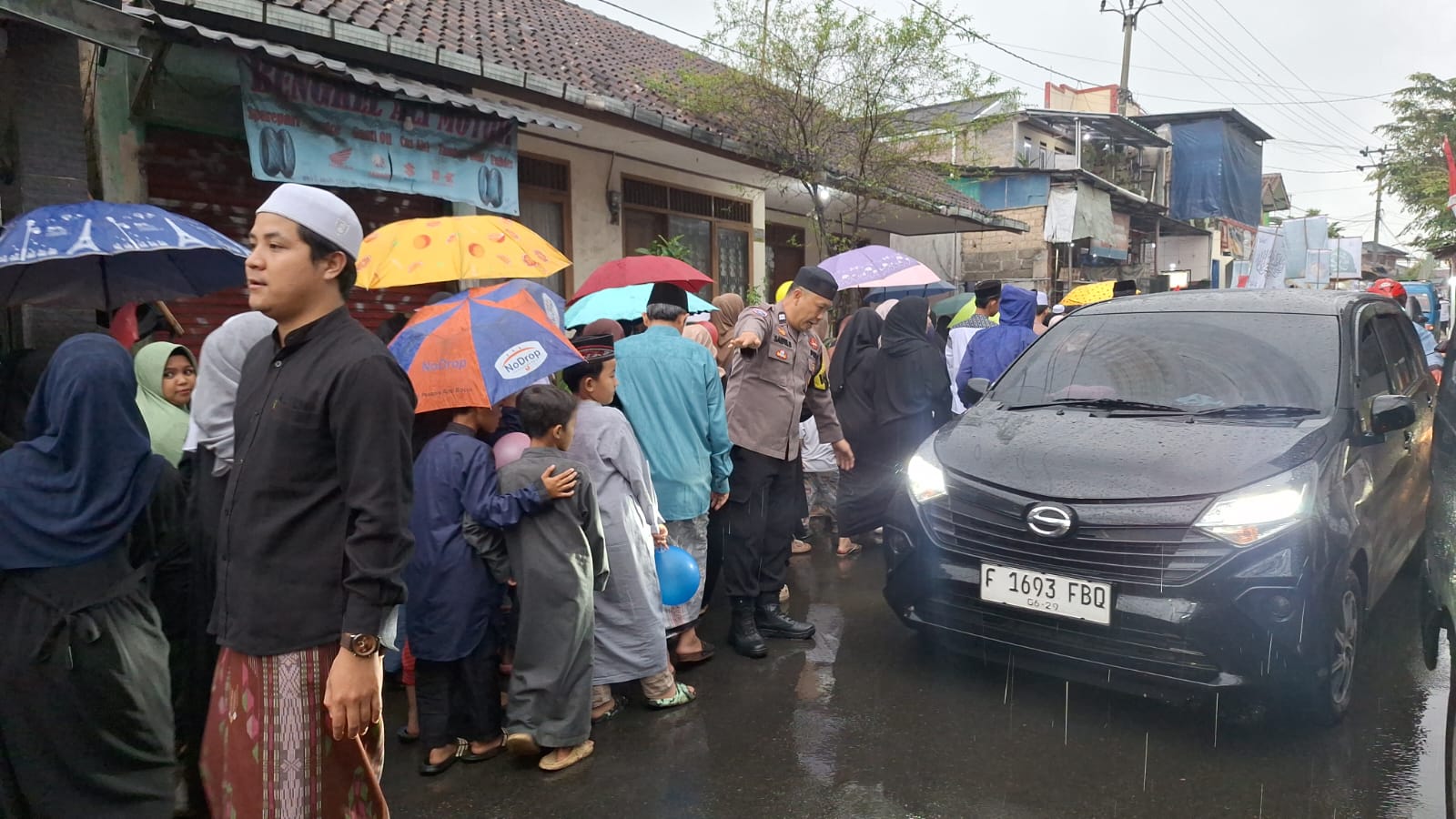 BHABINKAMTIBMAS WILAYAH HUKUM POLSEK MEGAMENDUNG POLRES BOGOR GIAT COOLING SISTEM MONITORING WILAYAH GIAT ZIARAH KUBRO WARGA BINAAN