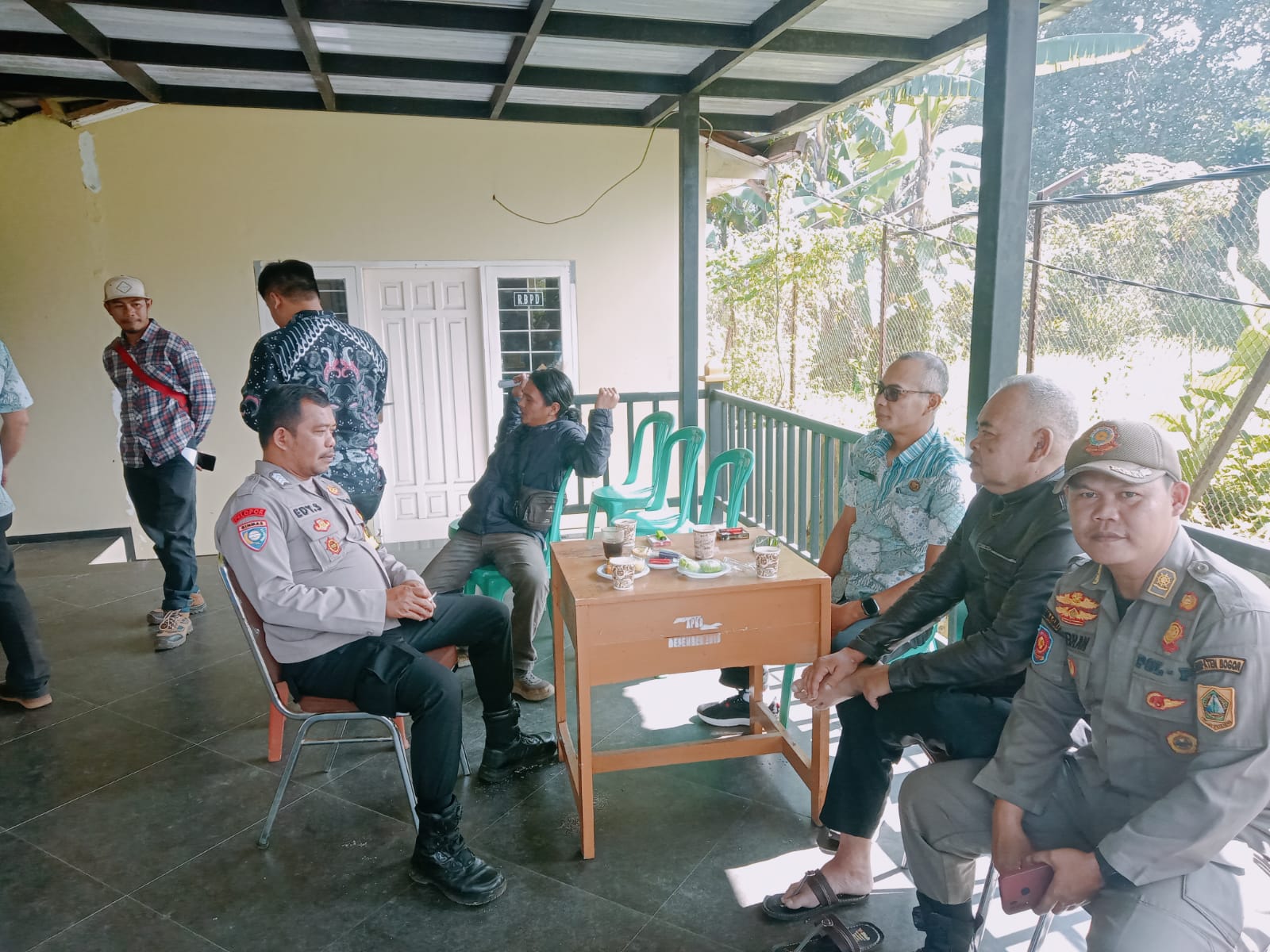 Sinergitas TNI Polri Wilayah Hukum Polsek CSR Polres Bogor Giat Cooling Sistem Sambang Dialog Kamtibmas Desa Tugu Utara Beri Pesan Kamtibmas Ajak Jaga Kondusifitas