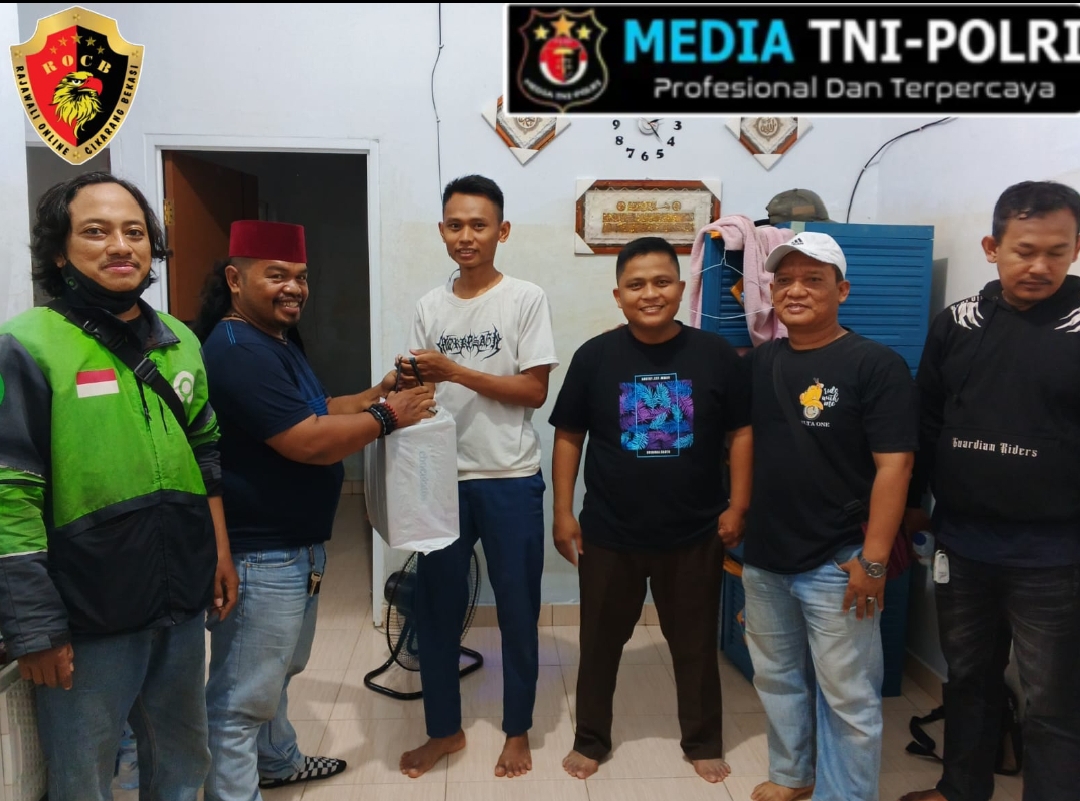 Pengurus Rajawali Online Cikarang Bekasi(ROCB) Silaturahmi Dan Berikan Bantuan Ke Anggota Yang Kebanjiran