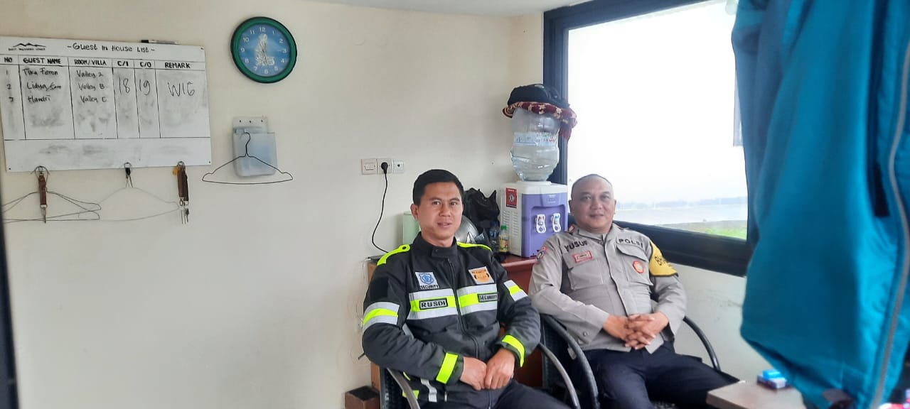 Bhabinkamtibmas Wilayah Hukum Polsek CSR Polres Bogor Desa Jogjogan Giat Cooling Sistem Sambang Dialogis Kamtibmas Petugas Keamanan Beri Pesam Dan Ajak Jaga Kondusifitas Cegah Kriminalitas