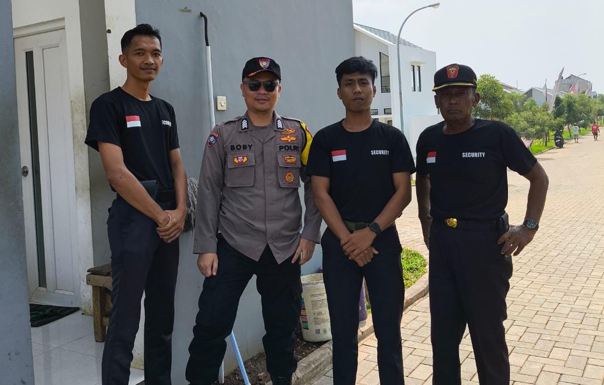 Bhabinkamtibmas Wilayah Hukum Polsek Sukaraja Giat Cooling Sistem Sambang Petugas Keamanan Komplek Beri Pesan Ajak Jaga Kamtibmas Cegah Kriminalitas