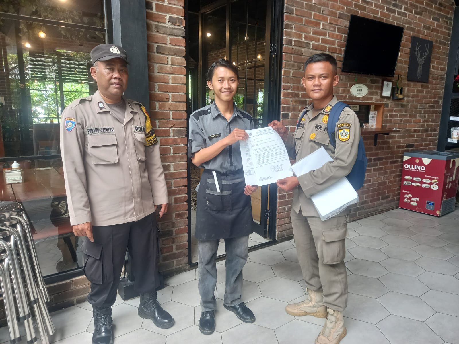 Bhabinkamtibmas Bersama Sat Pol PP Wilayah Hukum Polsek Babakan Madang Desa Sumur Batu Giat Cooling Sistem Bantu Pemasangan Himbauan Kepada Pelaku Usaha Rumah Makan &Cafe Selma Bulan Suci Ramadhan