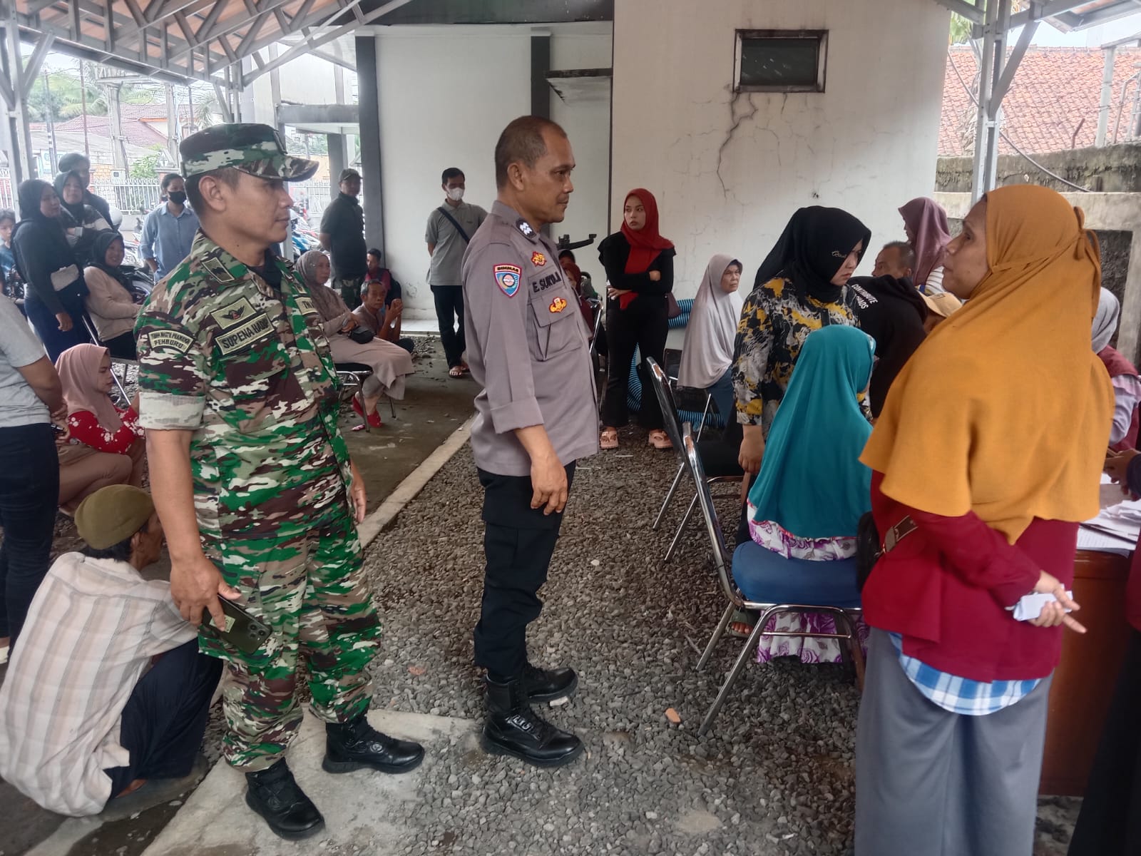 Sinergitas TNI Polri Wilayah Hukum Polsek Dramaga Giat Cooling Sistem Monitoring Pengawalan dan Pengamanan Penyaluran PKH Di Kantor Kecamatan Dramaga Warga Binaan Cegah Kriminalitas