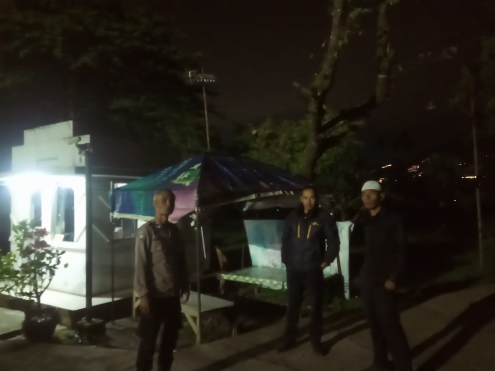 Bhabinkamtibmas Wilayah Hukum Polsek Csr. Polres Bogor Monitoring Cek Pos Siskamling Beri Pesan Kamtibmas Cegah Kriminalitas
