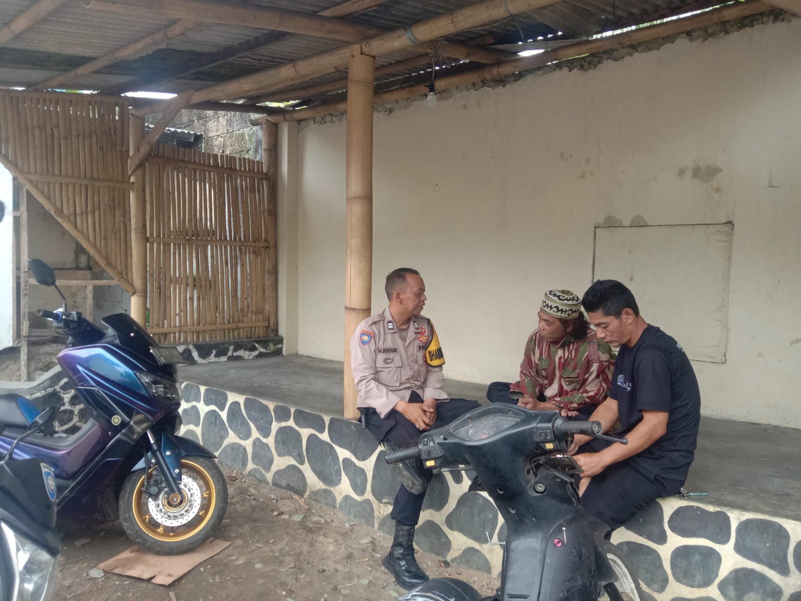 Bhabinkamtibmas Wilayah Hukum Polsek Megamendung Giat Cooling Sistem Antisipasi Kamtibmas Kejahatan Ajak Jaga Kondusifitas Wilayah