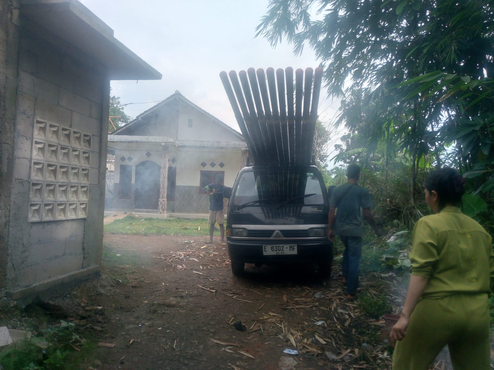 Diduga Pemasangan Tiang Internet di Desa Mekarsari Ilegal