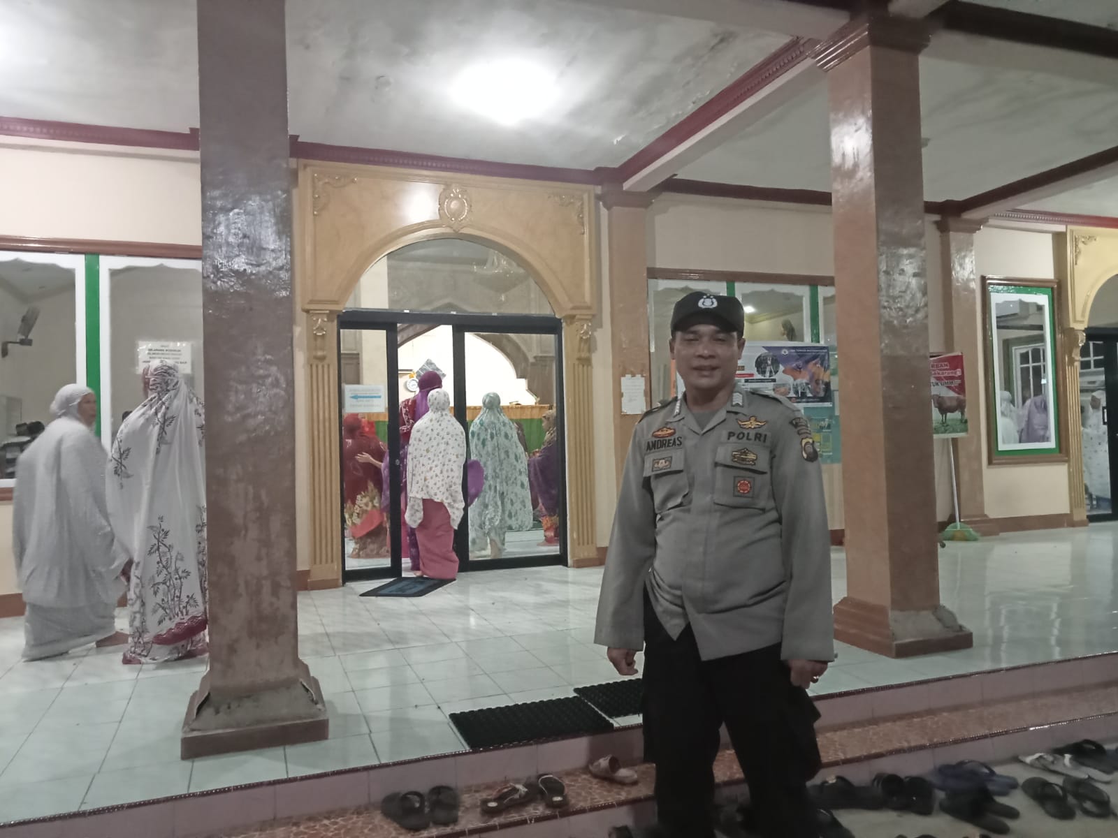 Personel Polsek Sengah Temila PAM Sholat Tarawih, Berikan Rasa Aman dan Nyaman untuk Masyarakat