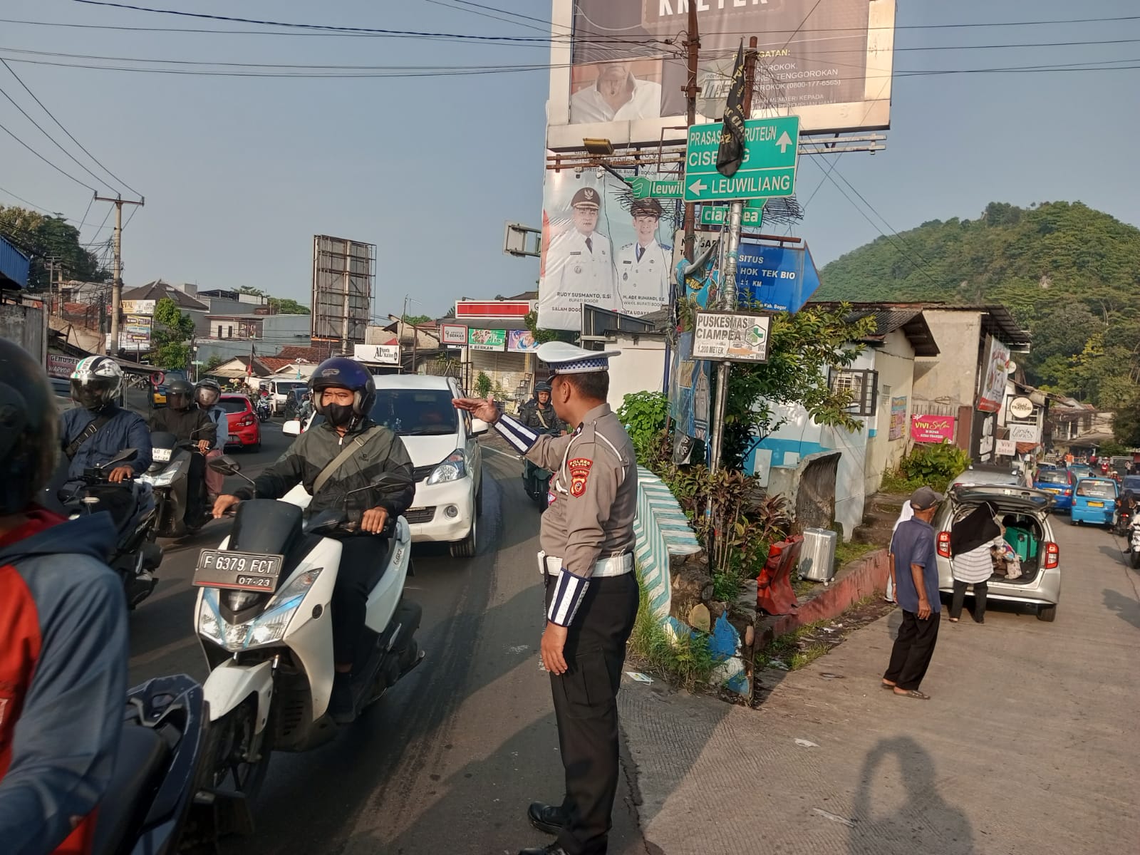 Anggota Polsek Ciampea Polres Bogor Laksanakan Kegiatan Cooling Sistem Wujud Pelayanan Publik Melalui Pengaturan lalulintas Cegah Kemacetan Dan Tekan Angka Kecelakaan Lalu Lintas
