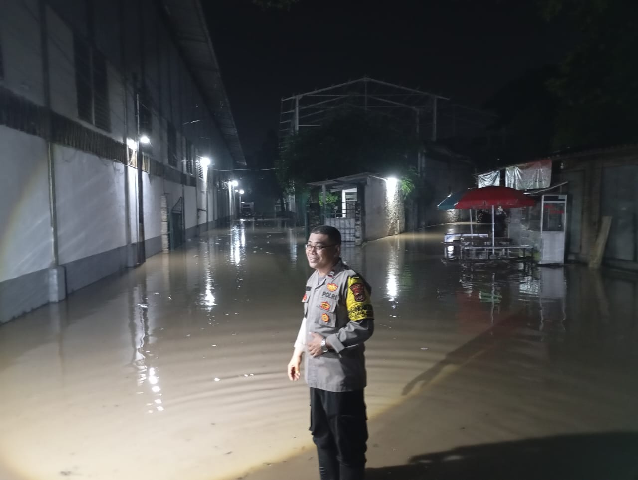 Bhabinkamtibmas Wilayah Hukum Polsek Citeureup Kelurahan Karang Asem Barat Giat Cooling Sistem Monitoring Tinjau Adanya Genangan Air Banjir Akibat Hujan Lebat