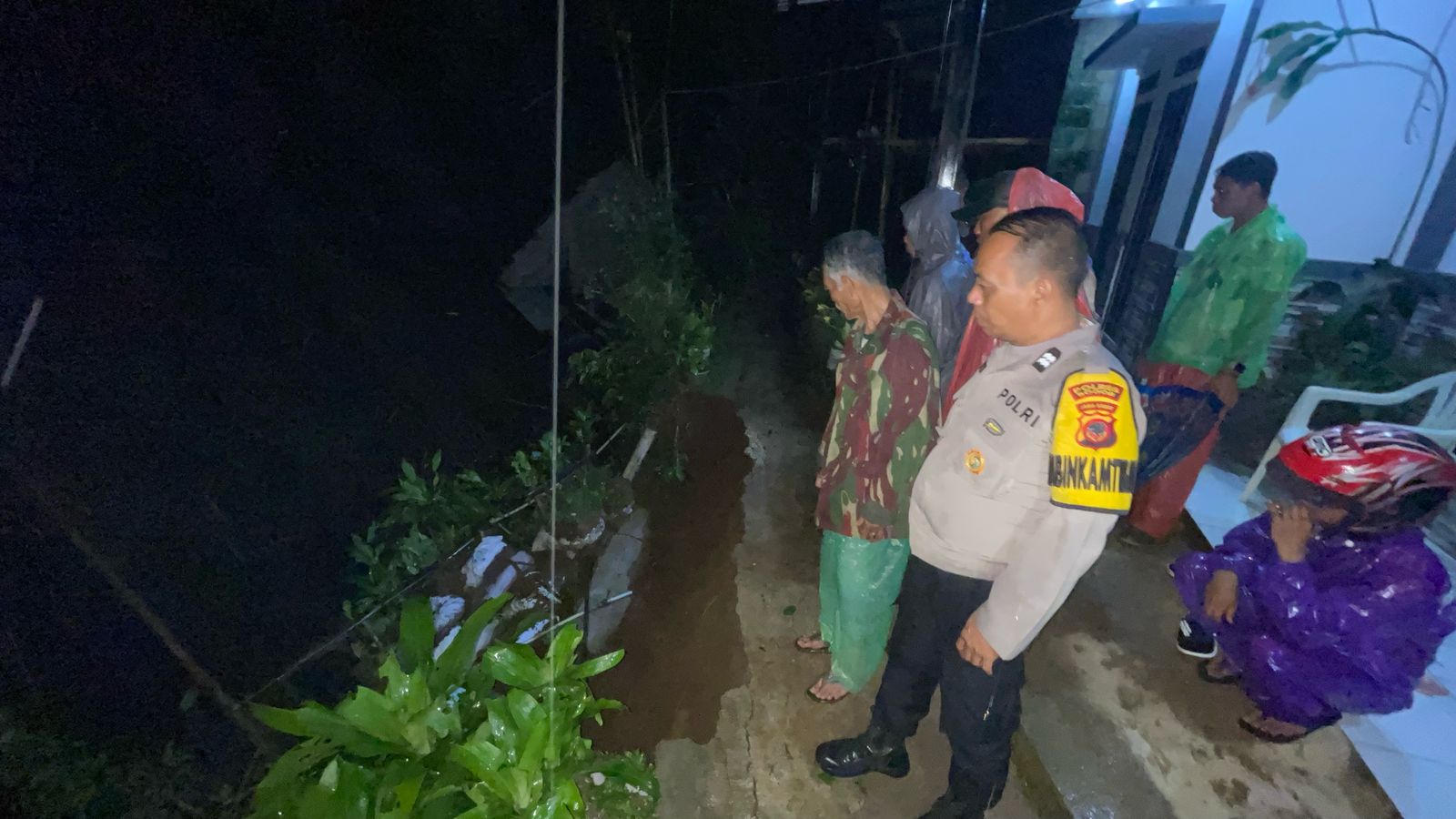 Polsek Megamendung Bersama Stakeholder Terkait Lainnya Tangani Penanggulangan Musibah Bencana Alam Akibat Hujan Lebat