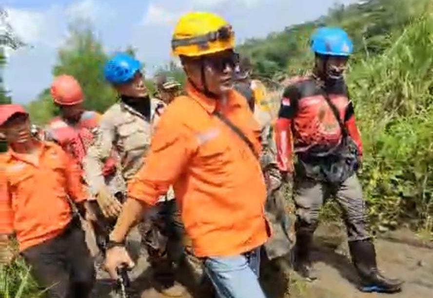 KEGIATAN SAR,POLRES BOGOR,TNI DAN STAKEHOLDER TERKAIT LAINYA DALAM PENCARIAN TERHADAP KORBAN HANYUT PADA BENCANA ALAM DI PUNCAK BUAHKAN HASIL