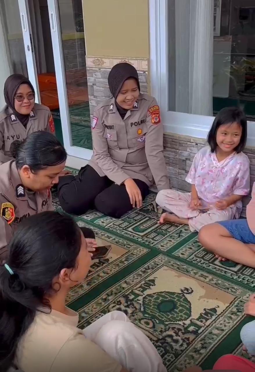 Polwan Polres Bogor Lakukan Pendampingan Trauma Healing Terhadap Korban Musibah Bencana Alam Di Cisarua Kabupaten Bogor