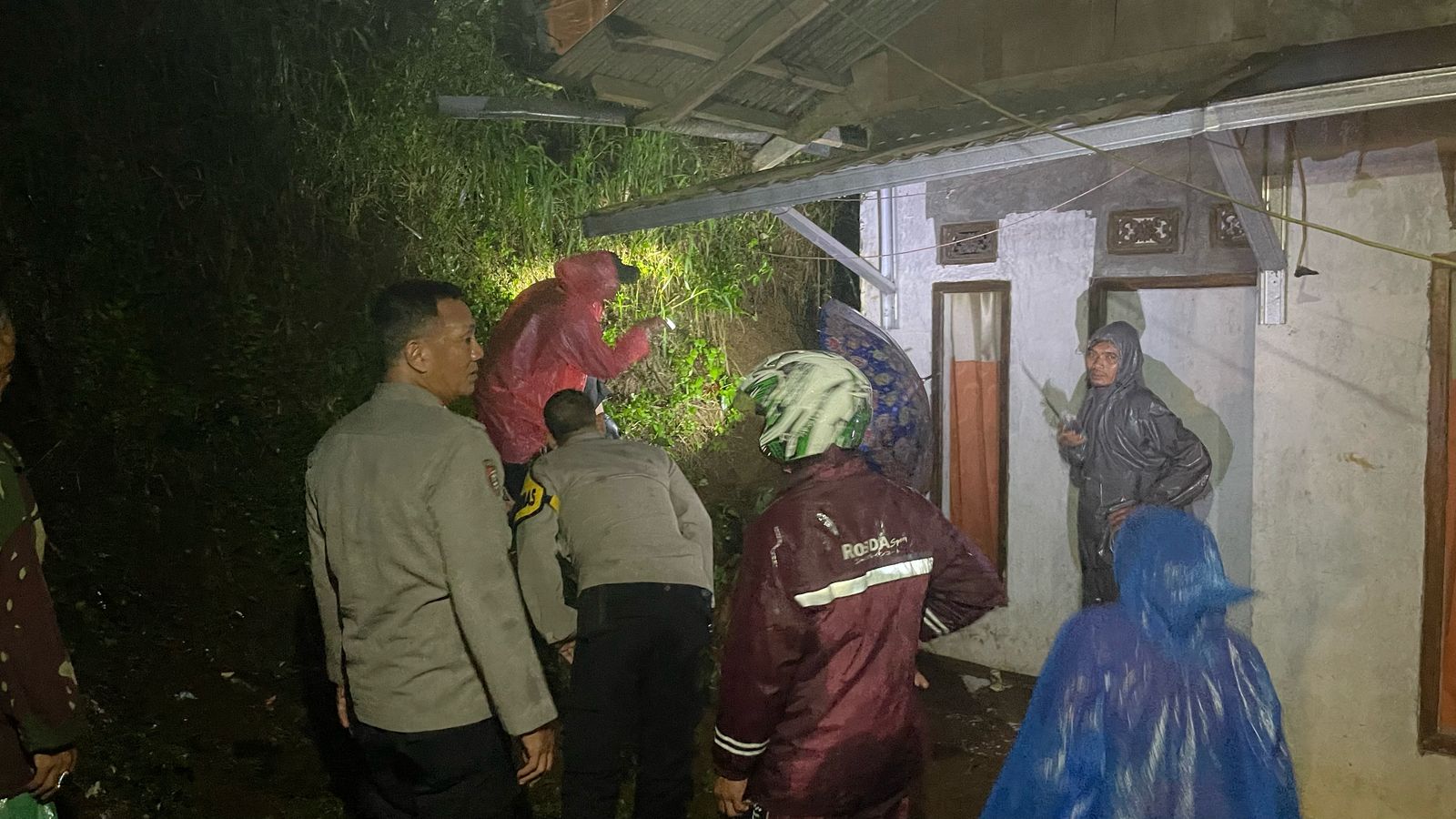 Polsek Megamendung Bersama Stakeholder Terkait Lainnya Tangani Penanggulangan Musibah Bencana Alam Akibat Hujan Lebat*